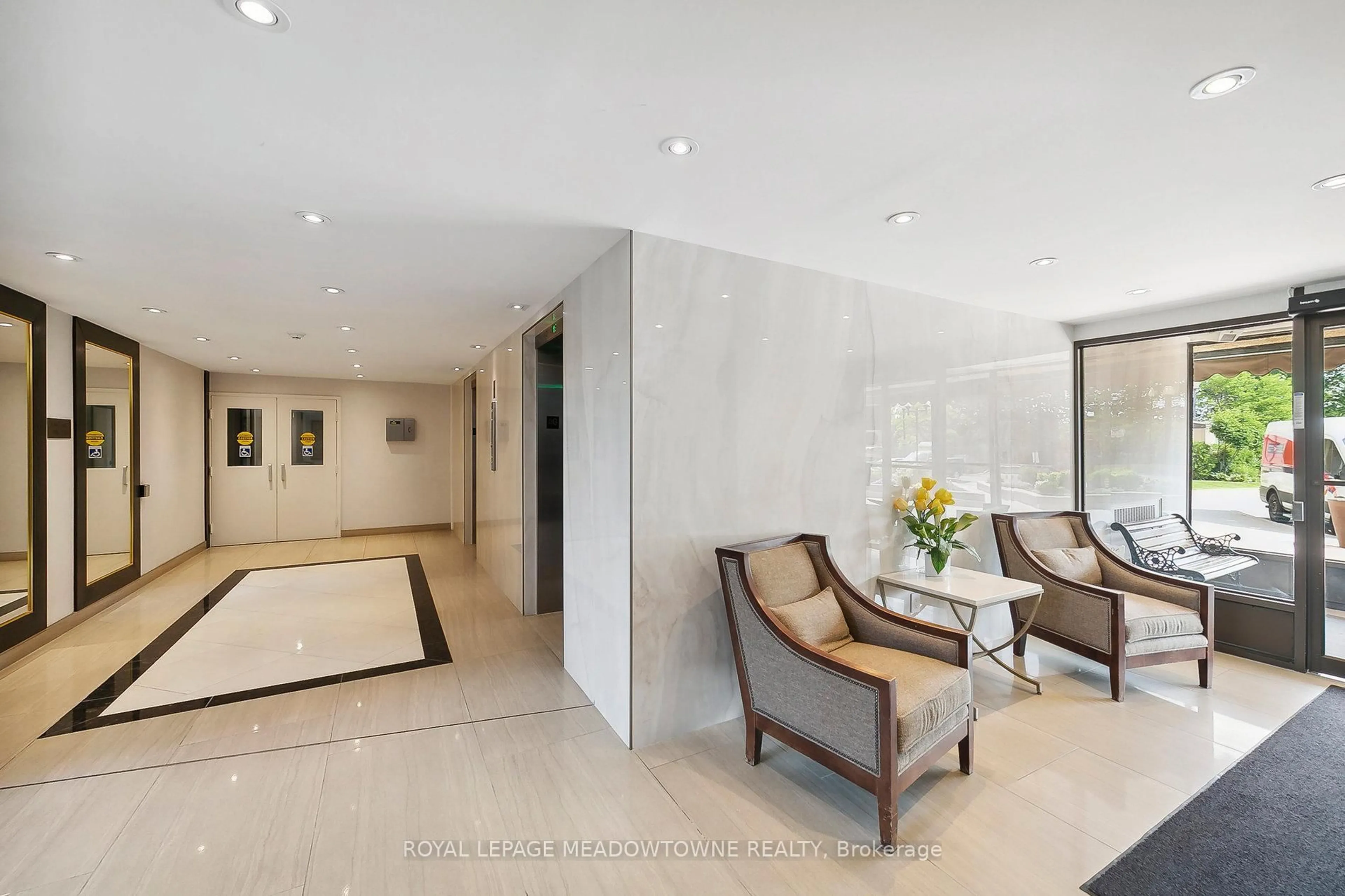 Indoor foyer for 6500 Montevideo Rd #511, Mississauga Ontario L5N 3T6