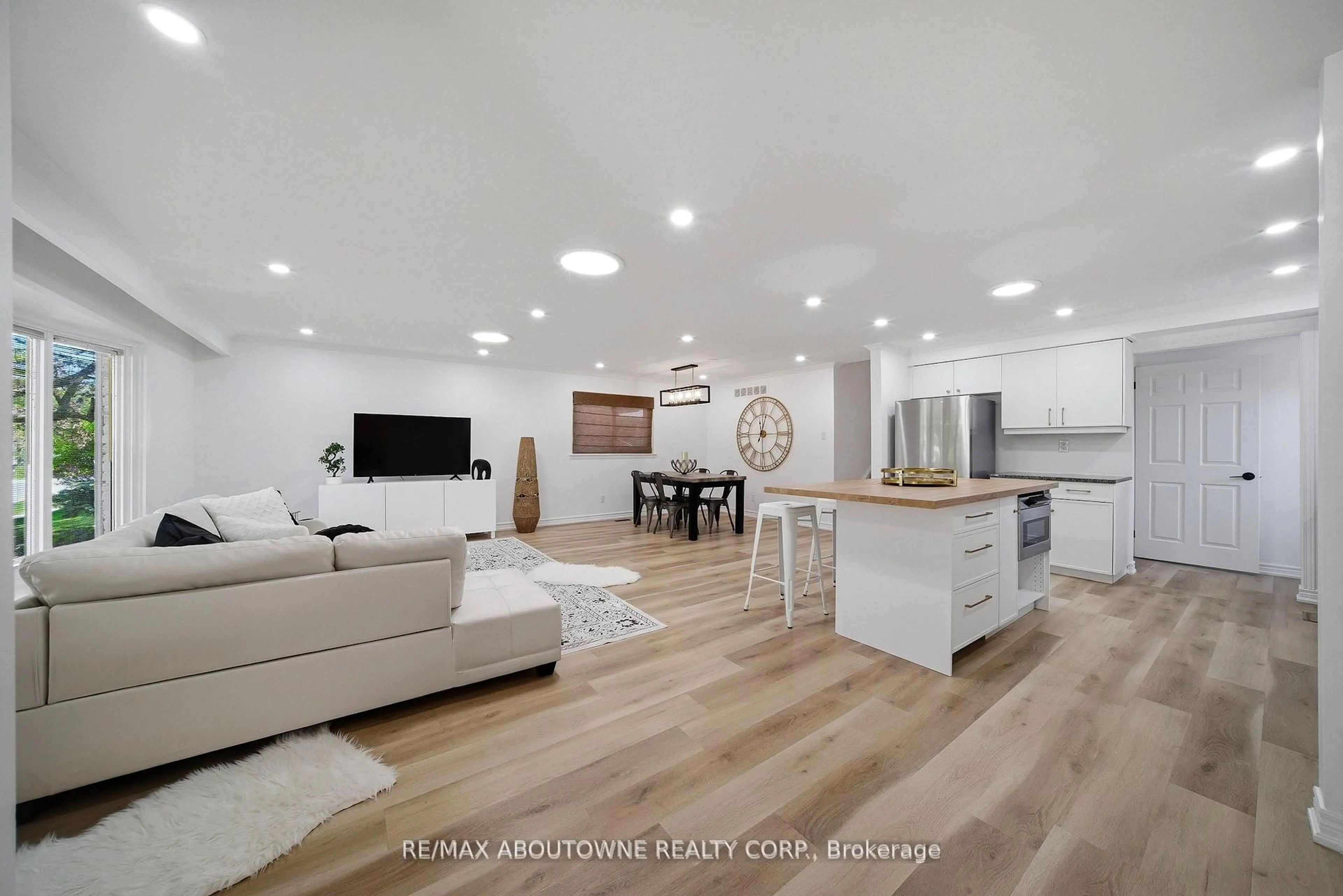 Open concept kitchen, unknown for 2306 Devon Rd, Oakville Ontario L6J 5R4