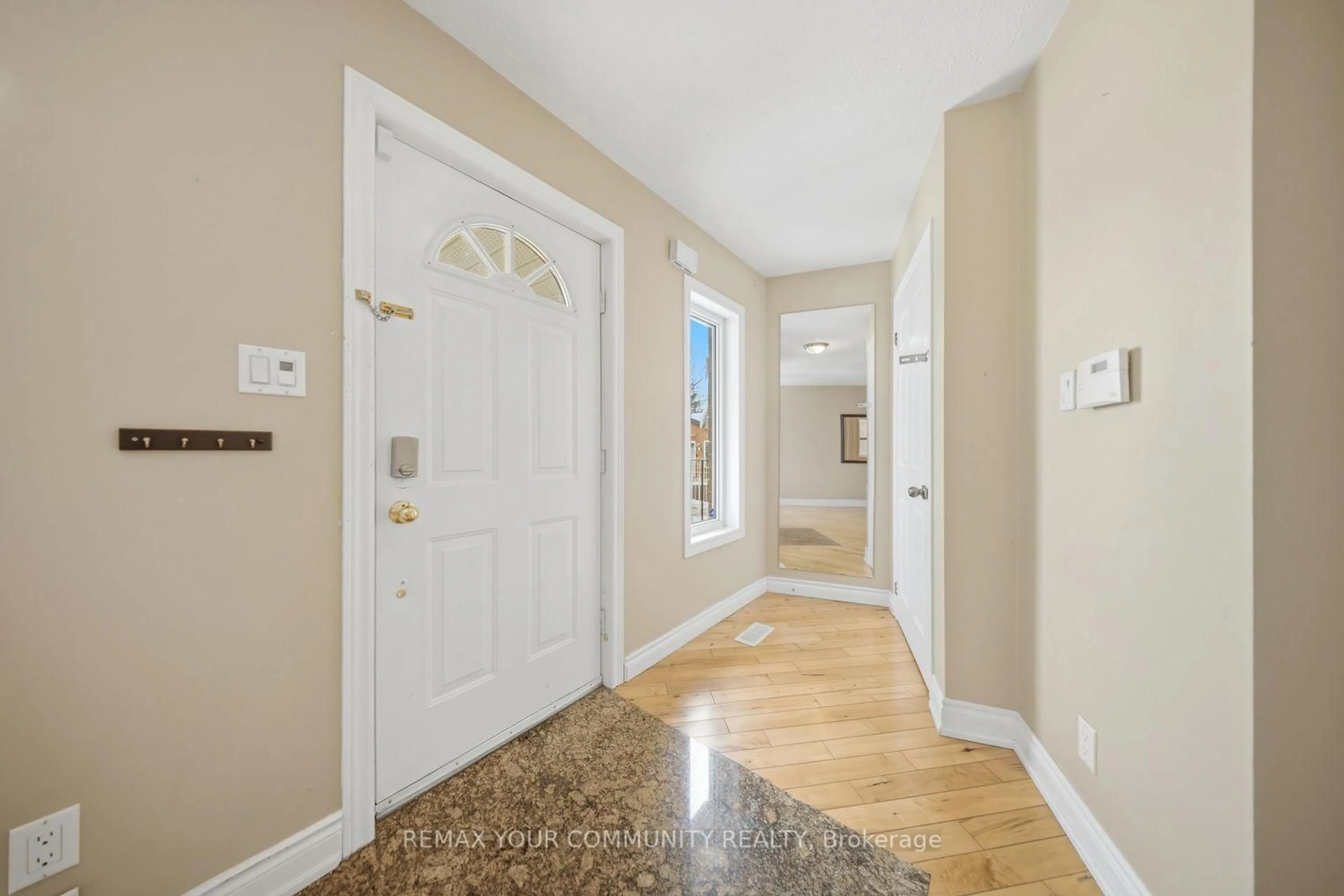 Indoor entryway for 1500 Paddington Crt, Burlington Ontario L7M 1W7