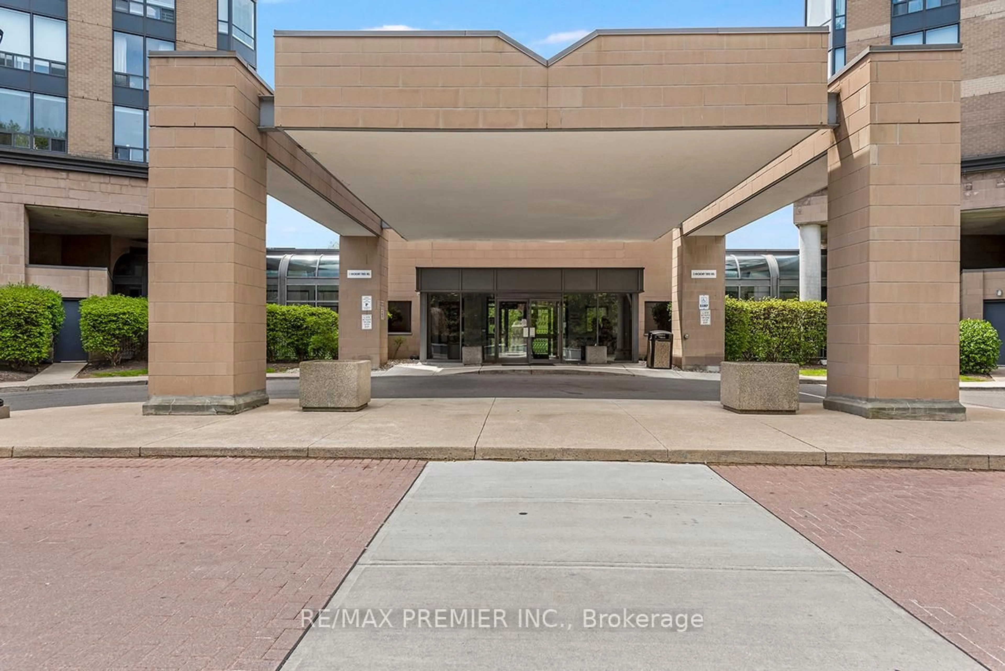 Indoor foyer for 1 Hickory Tree Rd #1504, Toronto Ontario M9N 3W4