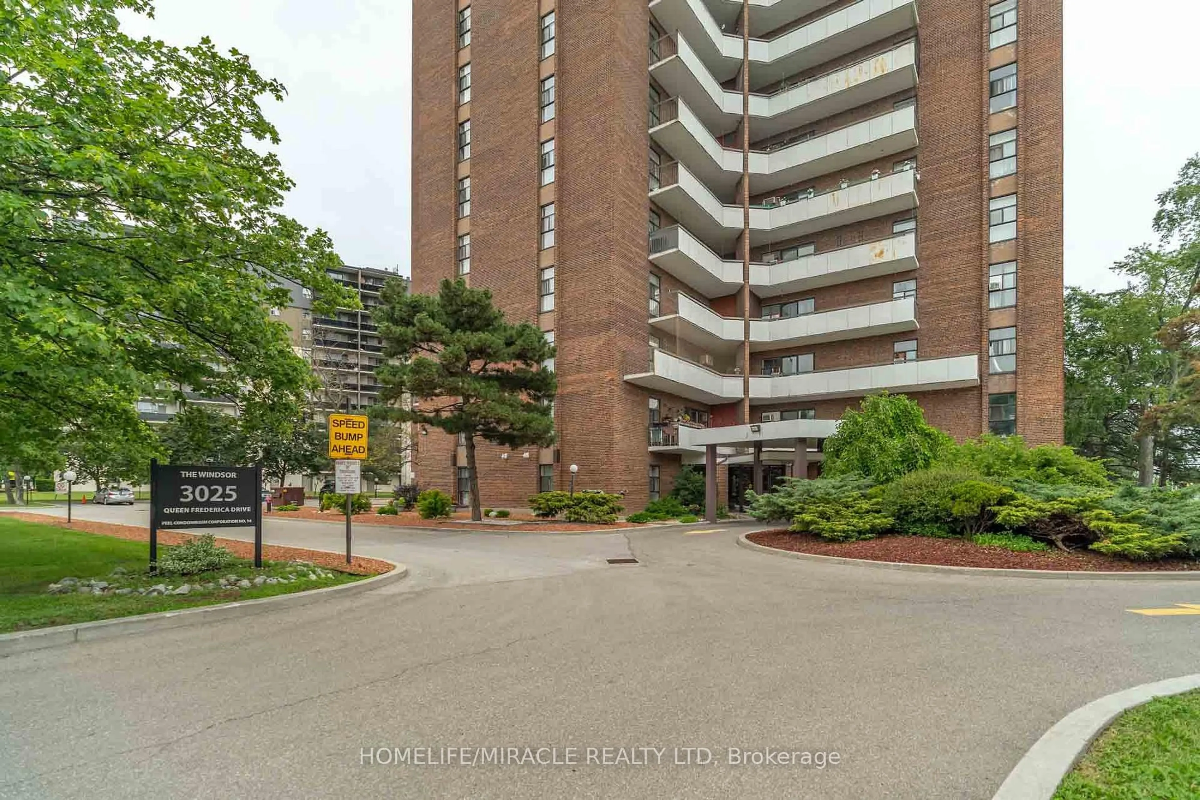 Indoor foyer for 3025 Queen Frederica Dr #807, Mississauga Ontario L4Y 3A1