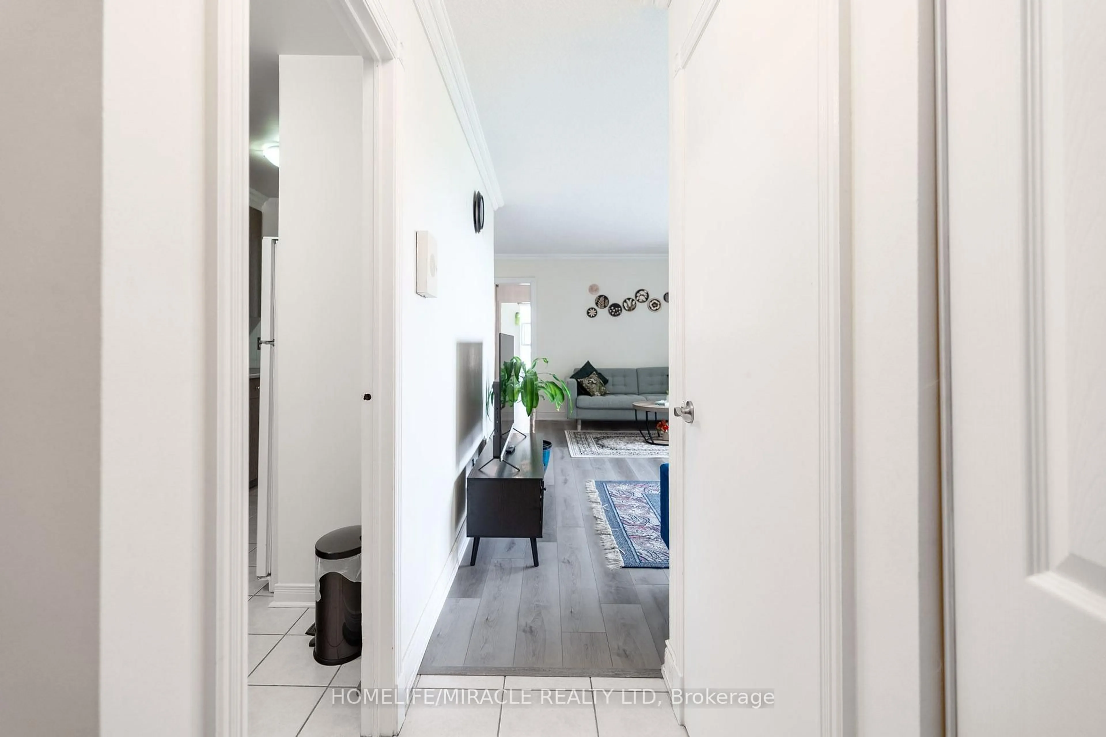 Indoor entryway for 3025 Queen Frederica Dr #807, Mississauga Ontario L4Y 3A1