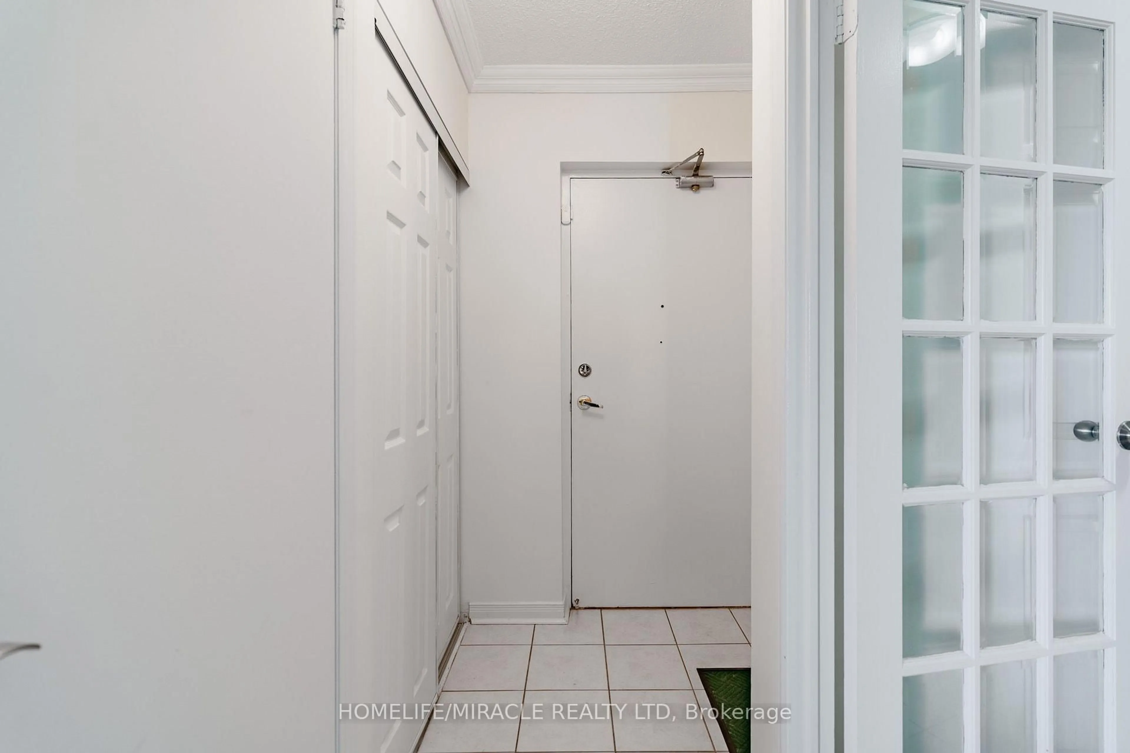 Indoor entryway for 3025 Queen Frederica Dr #807, Mississauga Ontario L4Y 3A1