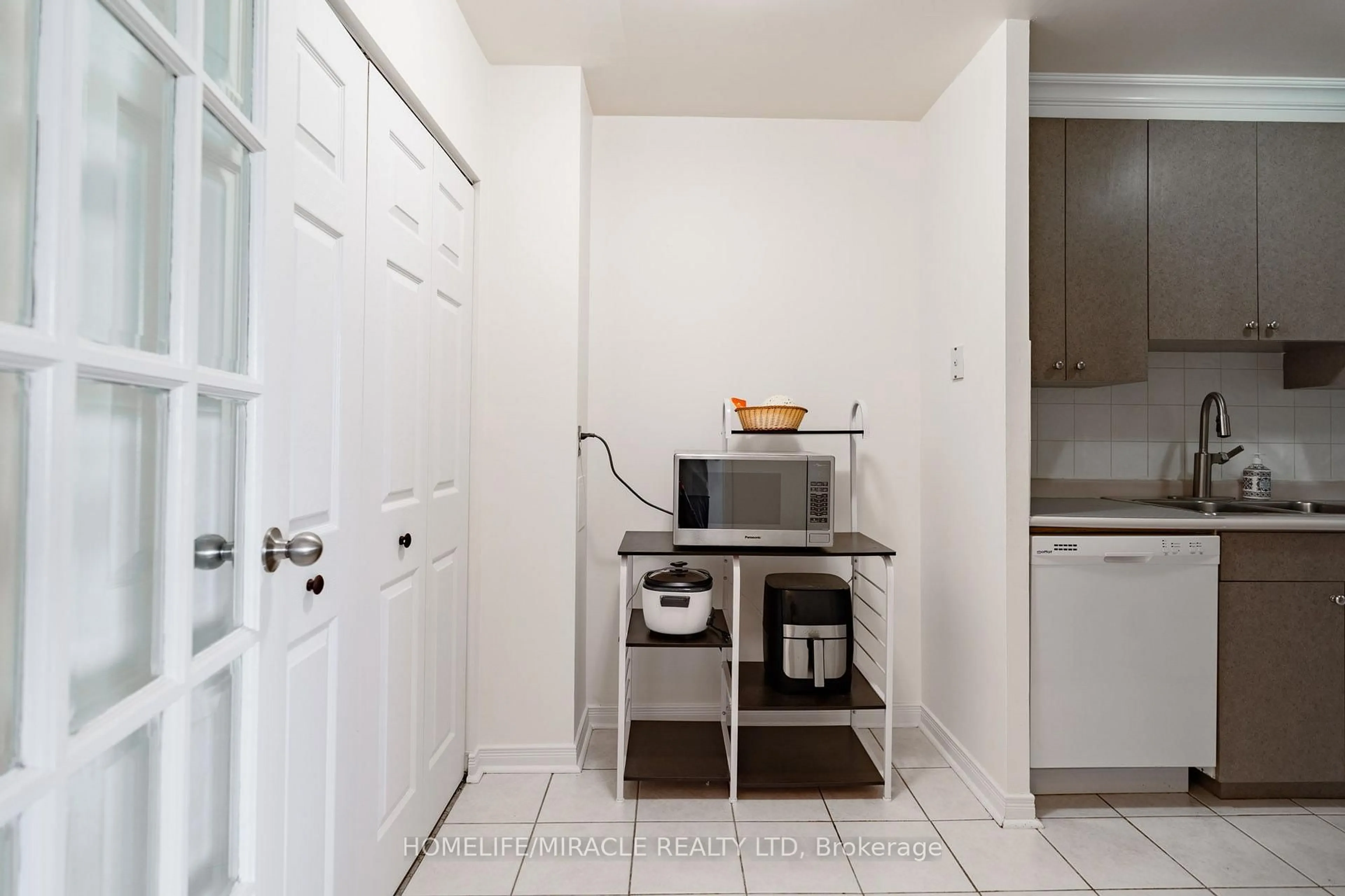 Laundry room for 3025 Queen Frederica Dr #807, Mississauga Ontario L4Y 3A1