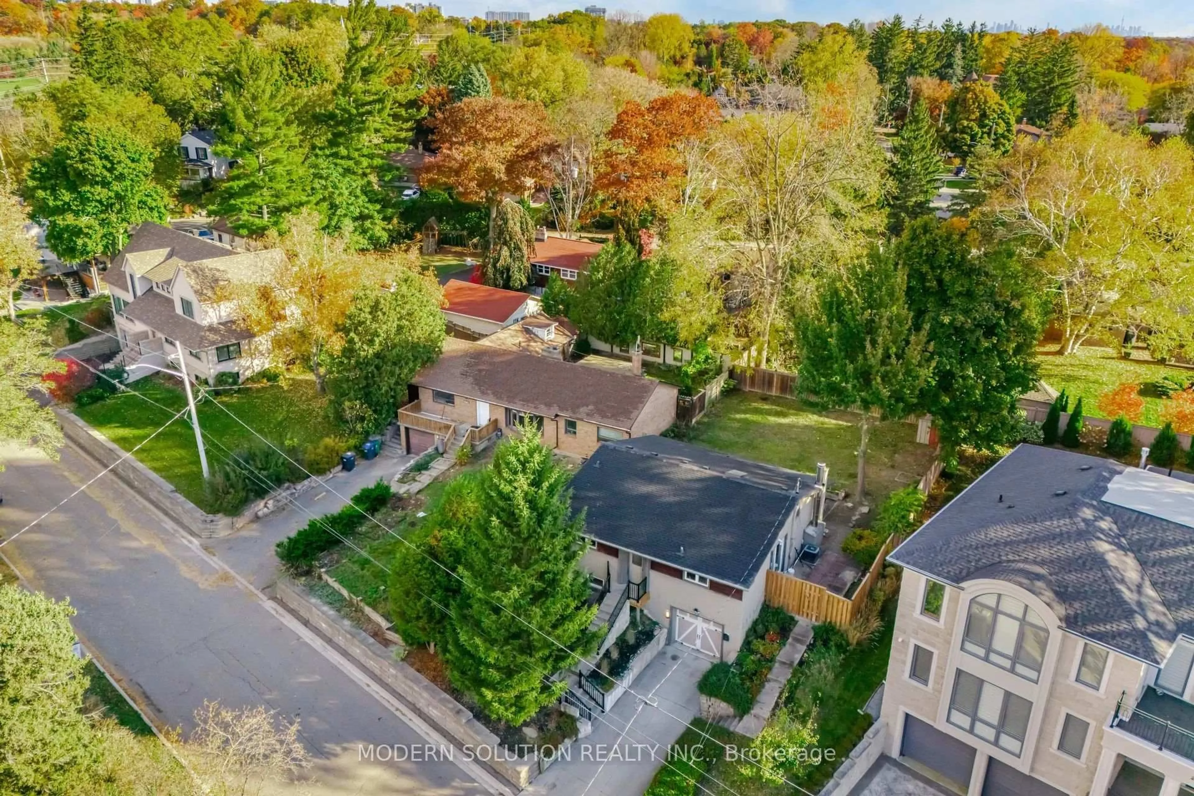 A pic from outside/outdoor area/front of a property/back of a property/a pic from drone, street for 2557 Mindemoya Rd, Mississauga Ontario L5C 2R1