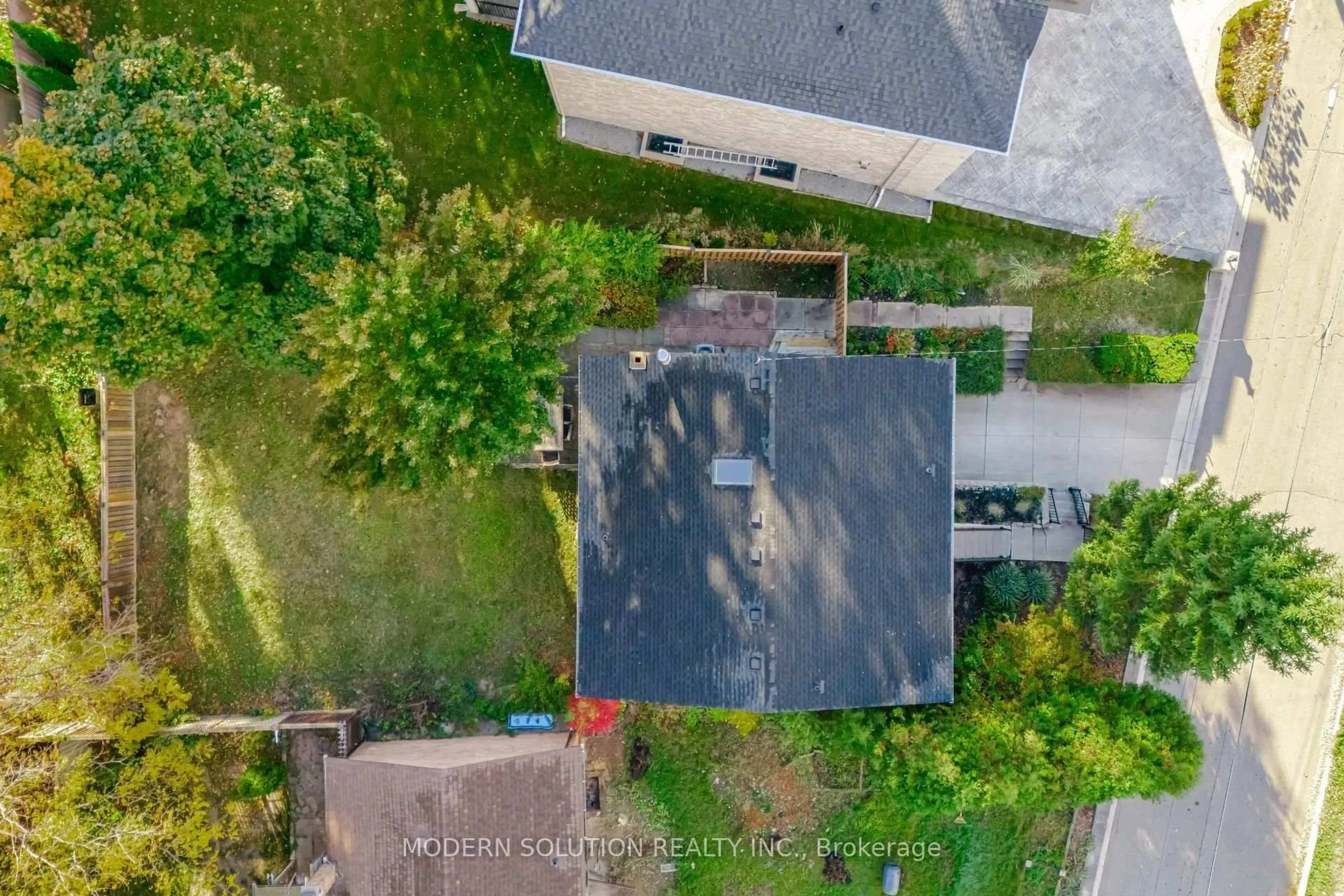 A pic from outside/outdoor area/front of a property/back of a property/a pic from drone, street for 2557 Mindemoya Rd, Mississauga Ontario L5C 2R1