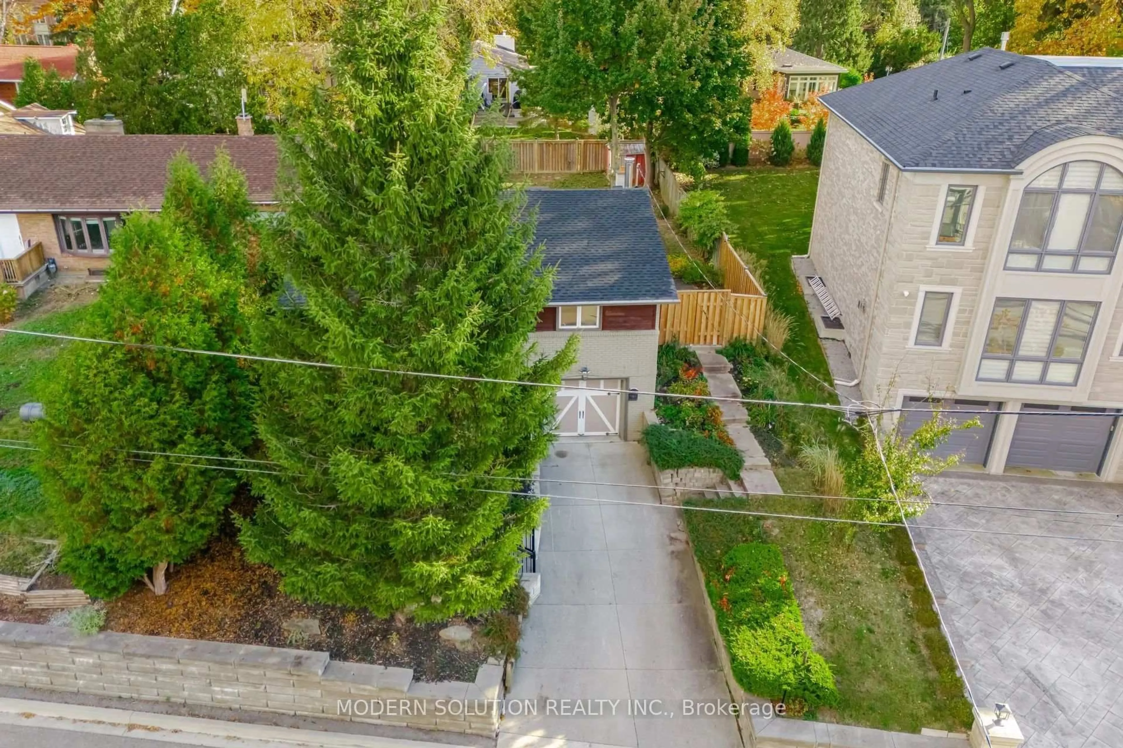 A pic from outside/outdoor area/front of a property/back of a property/a pic from drone, street for 2557 Mindemoya Rd, Mississauga Ontario L5C 2R1