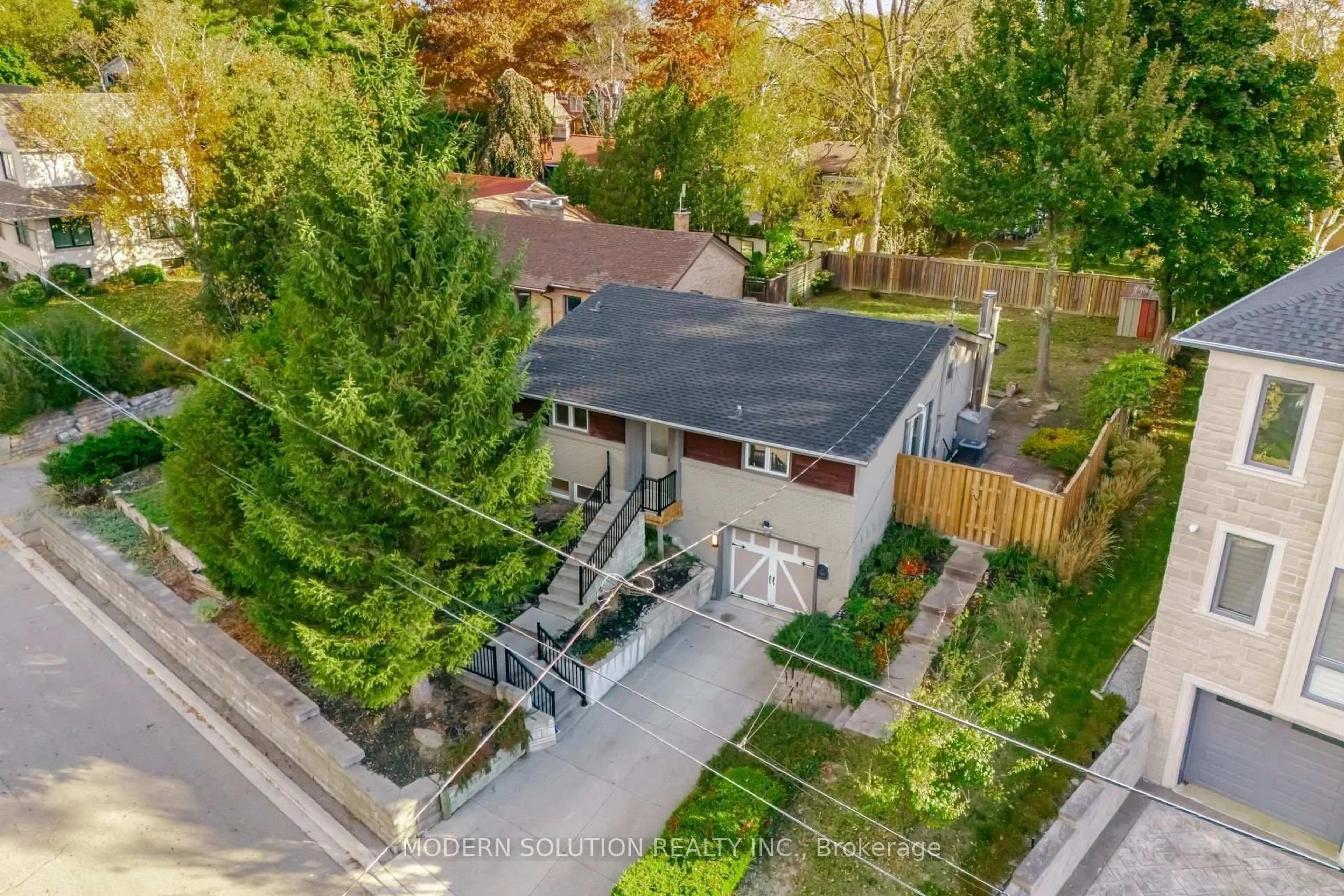 A pic from outside/outdoor area/front of a property/back of a property/a pic from drone, street for 2557 Mindemoya Rd, Mississauga Ontario L5C 2R1