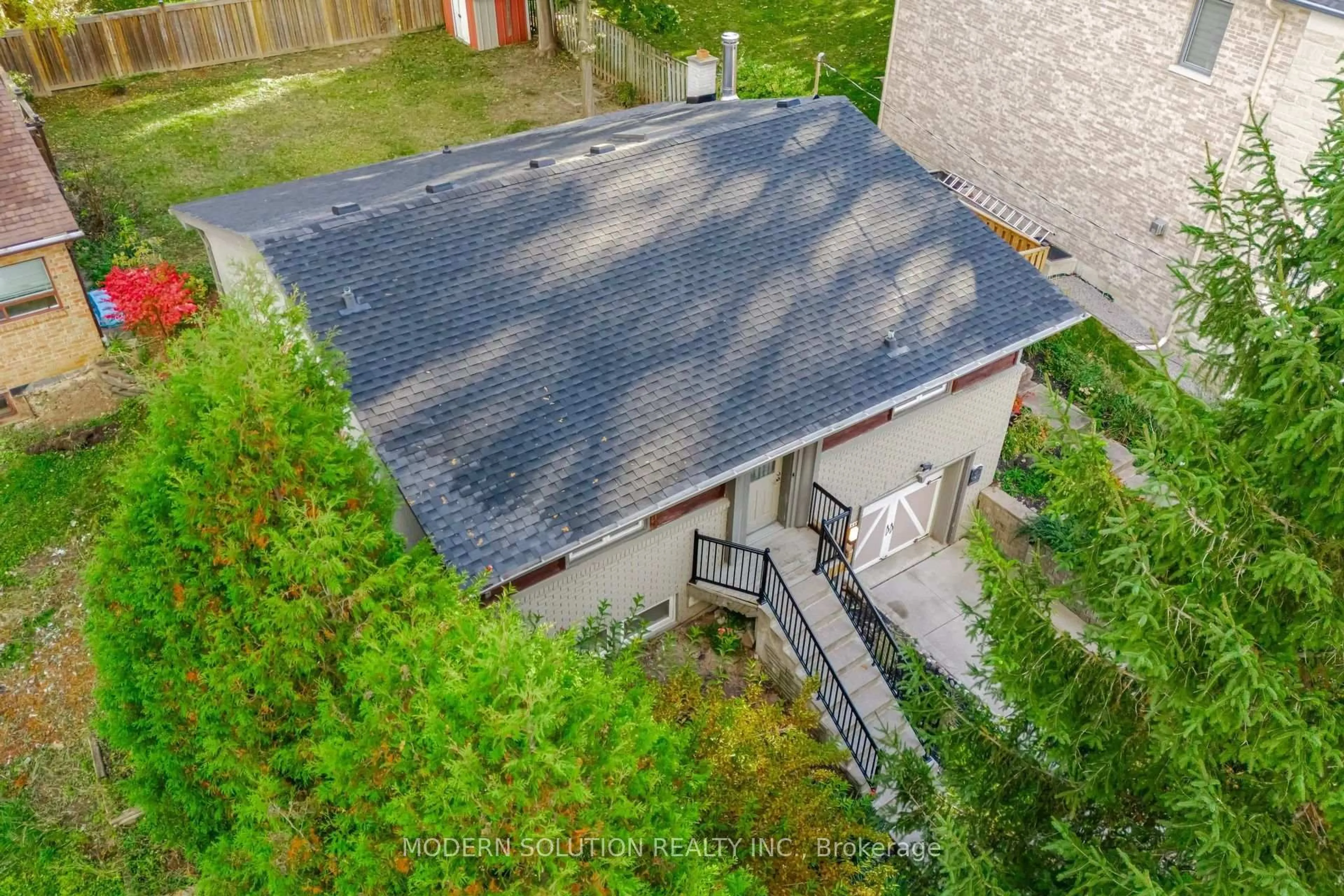 A pic from outside/outdoor area/front of a property/back of a property/a pic from drone, building for 2557 Mindemoya Rd, Mississauga Ontario L5C 2R1