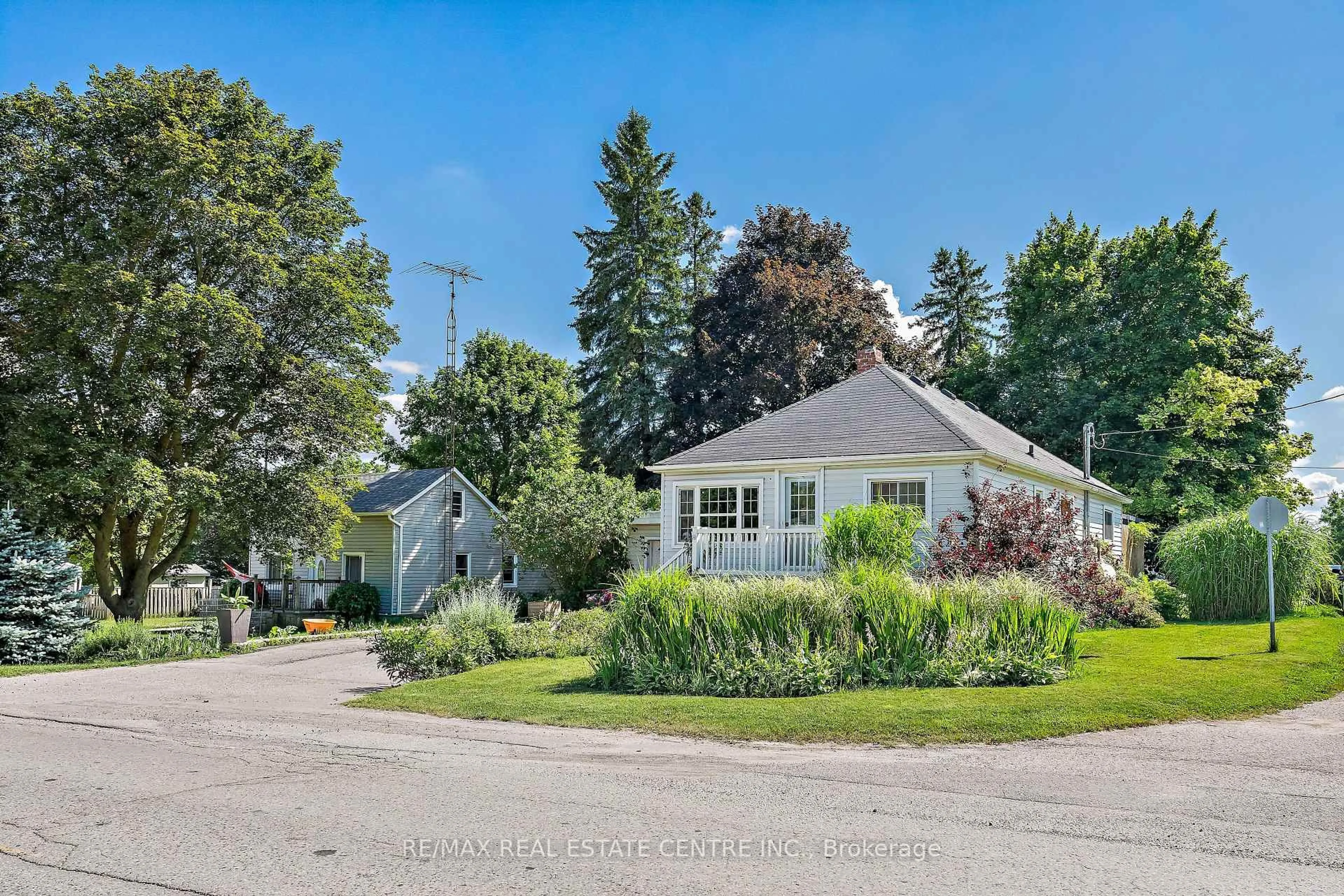A pic from outside/outdoor area/front of a property/back of a property/a pic from drone, street for 196 Main St, Halton Hills Ontario L7J 1W8