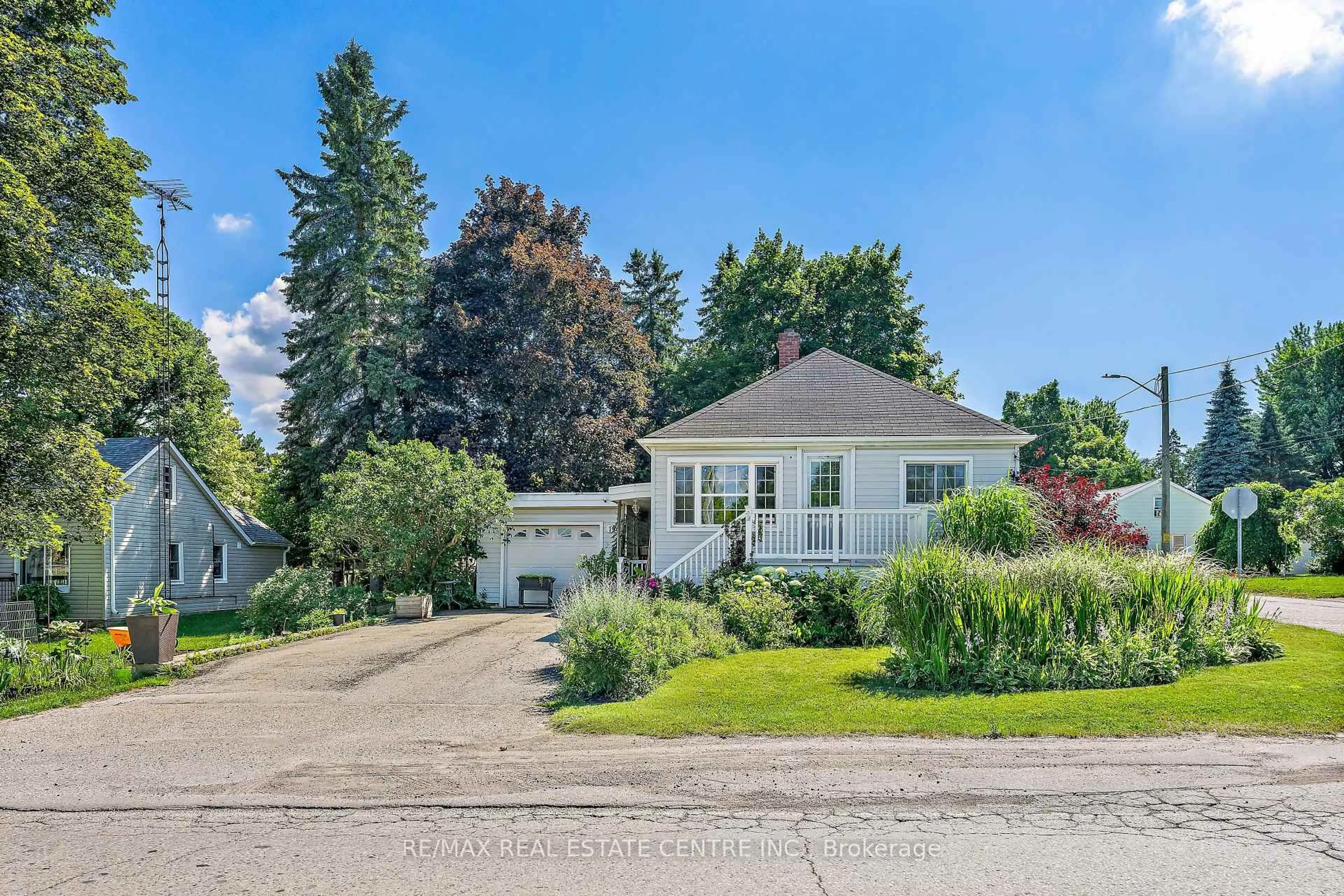A pic from outside/outdoor area/front of a property/back of a property/a pic from drone, street for 196 Main St, Halton Hills Ontario L7J 1W8