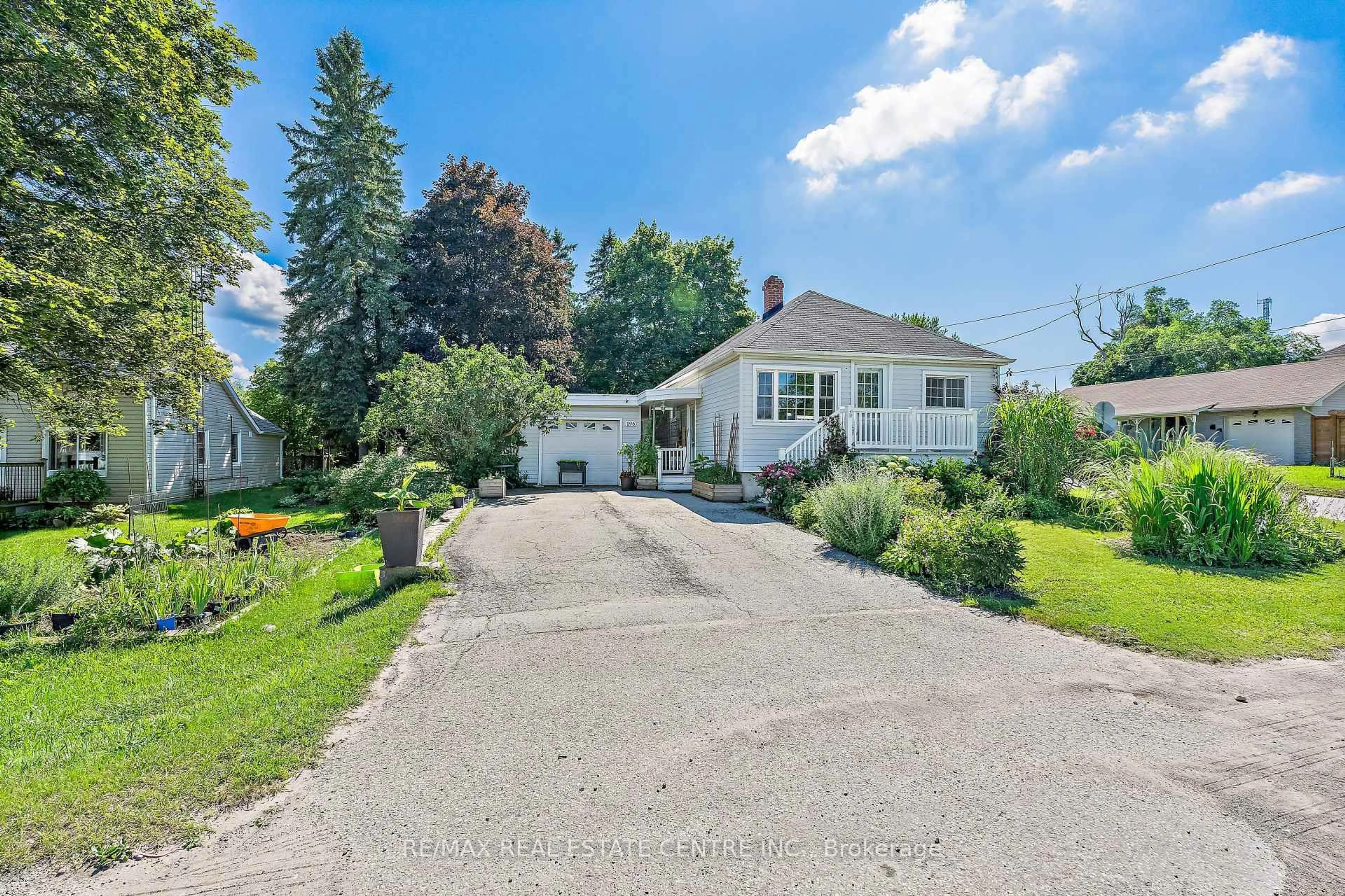 A pic from outside/outdoor area/front of a property/back of a property/a pic from drone, street for 196 Main St, Halton Hills Ontario L7J 1W8