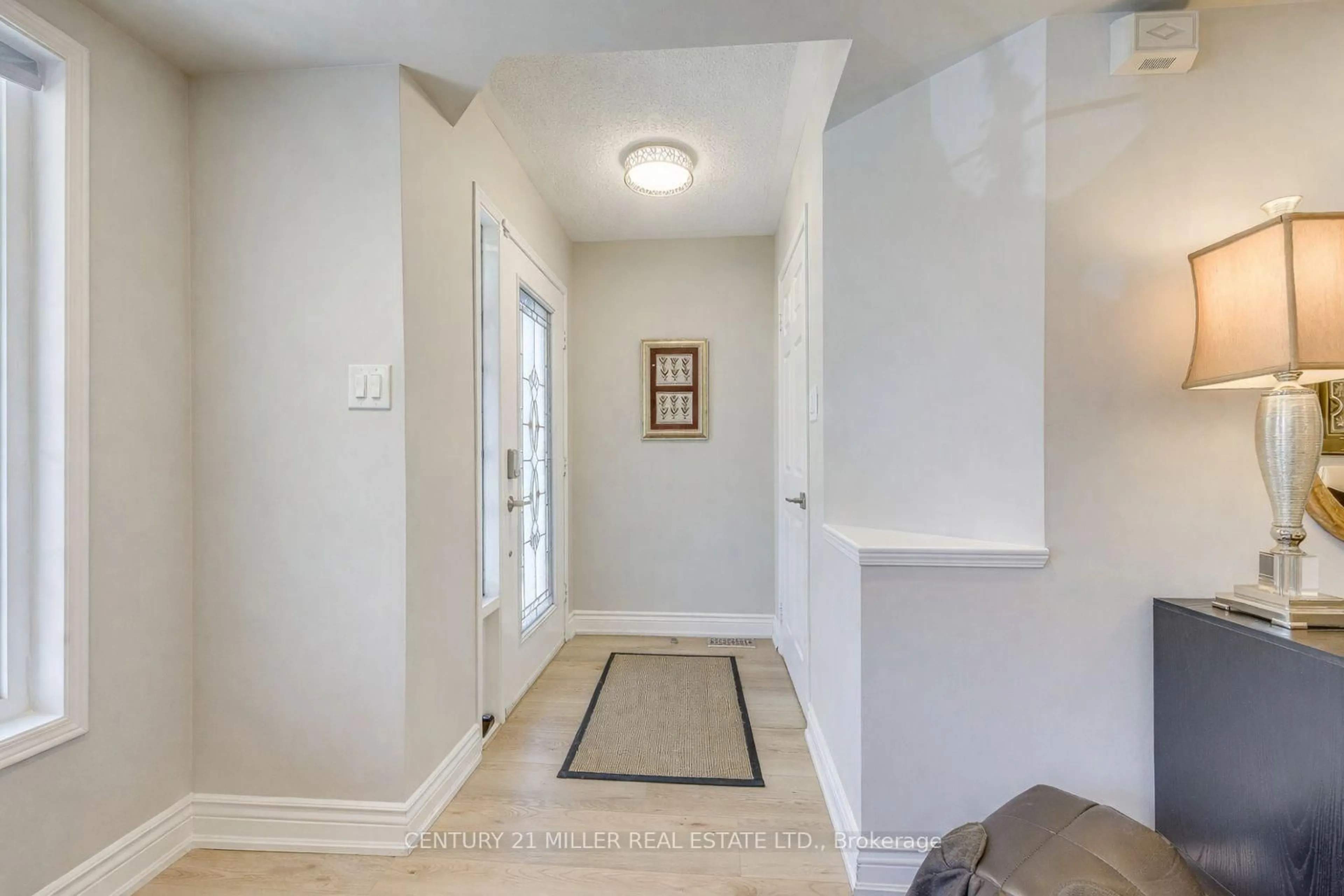 Indoor entryway for 215 ROXTON Rd, Oakville Ontario L6H 6M9