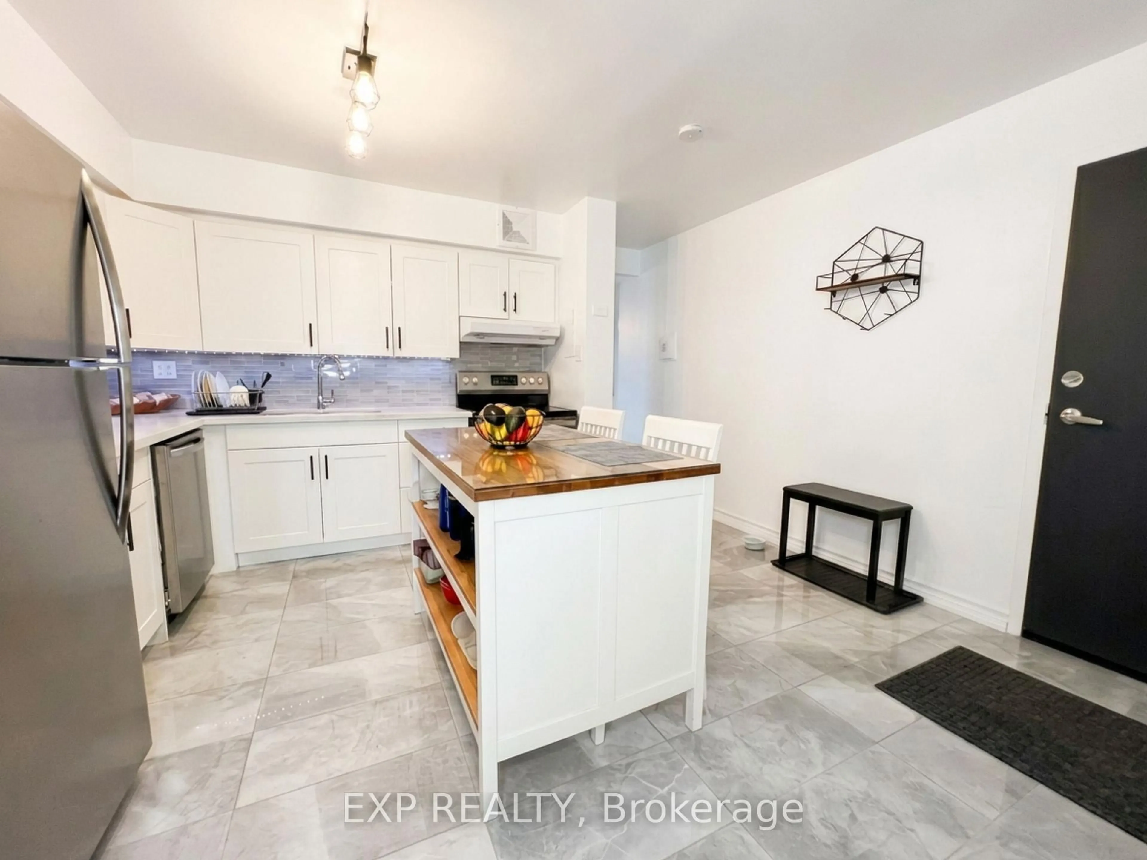 Open concept kitchen, ceramic/tile floor for 1100 Caven St #406, Mississauga Ontario L5G 4N3
