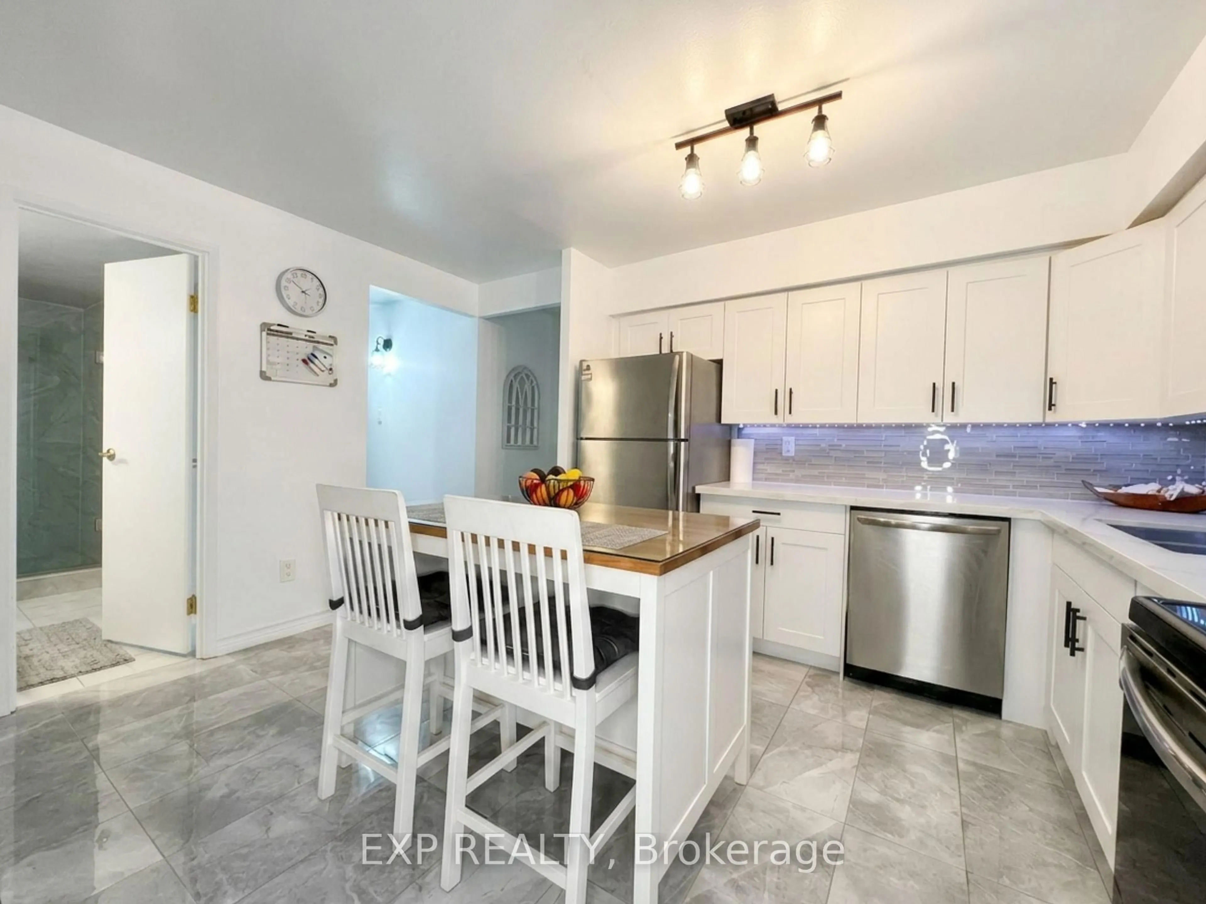 Open concept kitchen, ceramic/tile floor for 1100 Caven St #406, Mississauga Ontario L5G 4N3