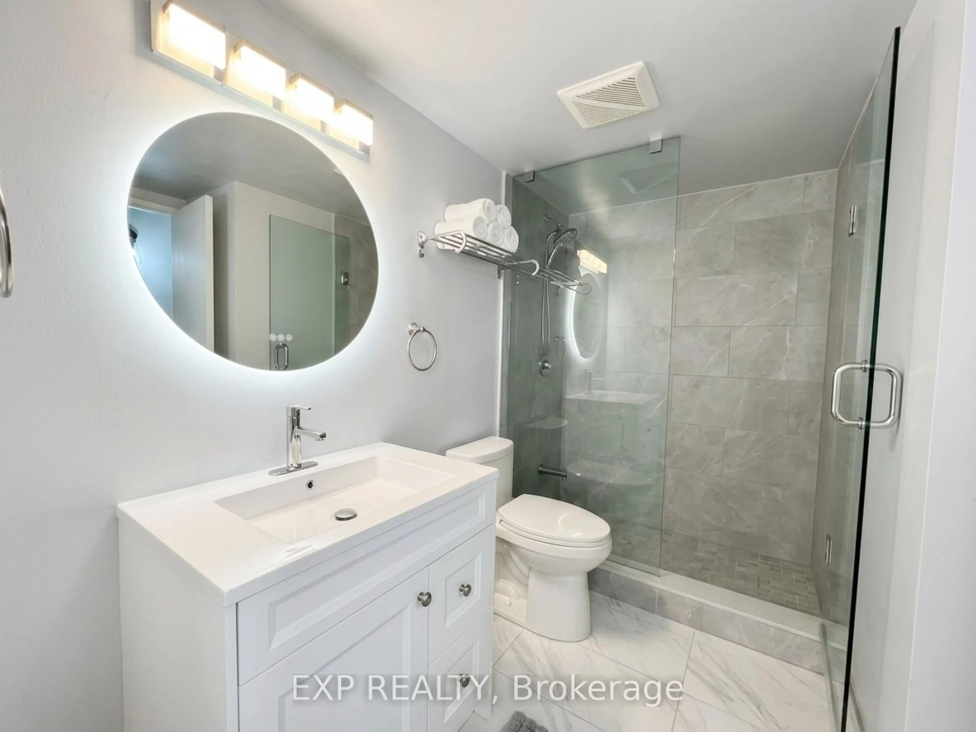 Standard bathroom, ceramic/tile floor for 1100 Caven St #406, Mississauga Ontario L5G 4N3