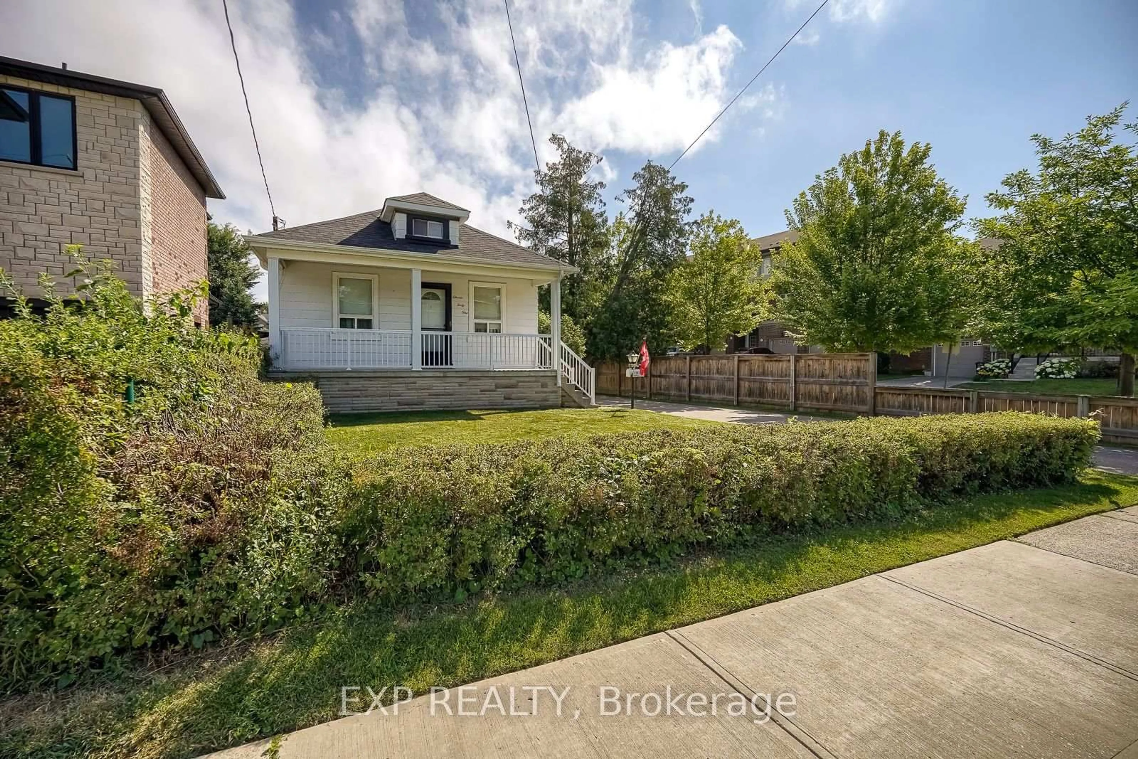 A pic from outside/outdoor area/front of a property/back of a property/a pic from drone, street for 1141 Haig Blvd, Mississauga Ontario L5E 2M6