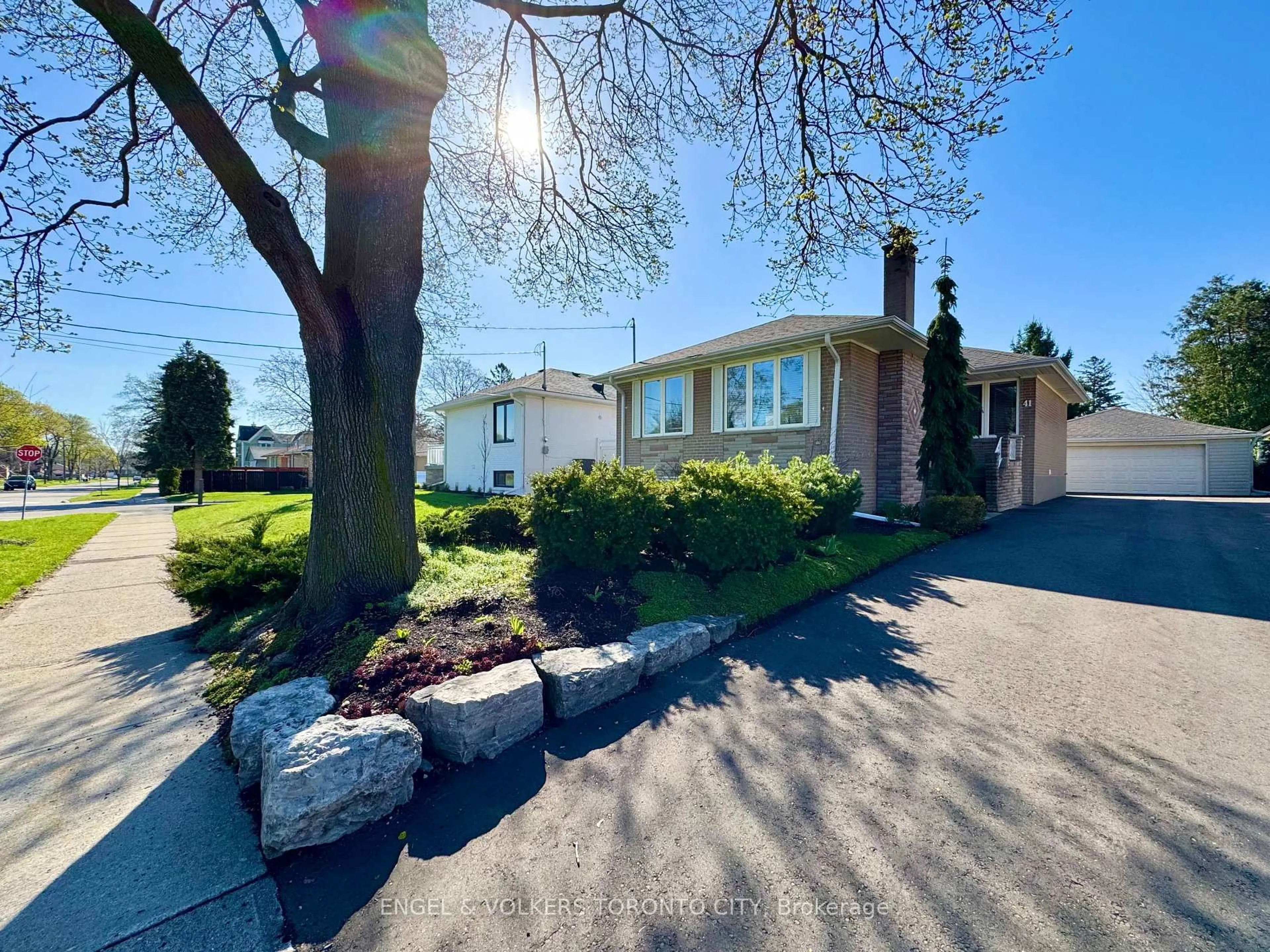 A pic from outside/outdoor area/front of a property/back of a property/a pic from drone, street for 41 Paragon Rd, Toronto Ontario M9R 1J9