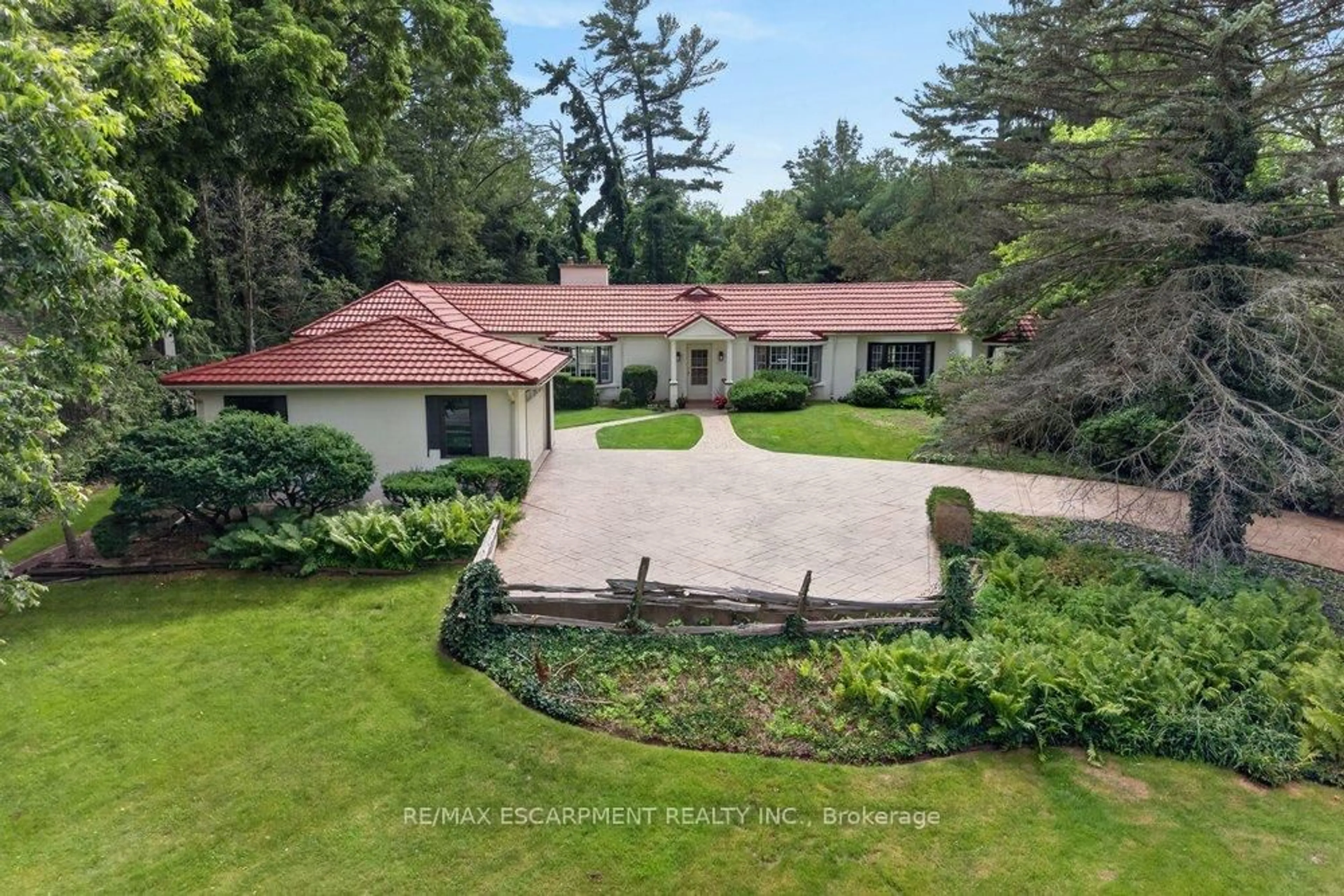 A pic from outside/outdoor area/front of a property/back of a property/a pic from drone, street for 230 Morrison Rd, Oakville Ontario L6J 4J4