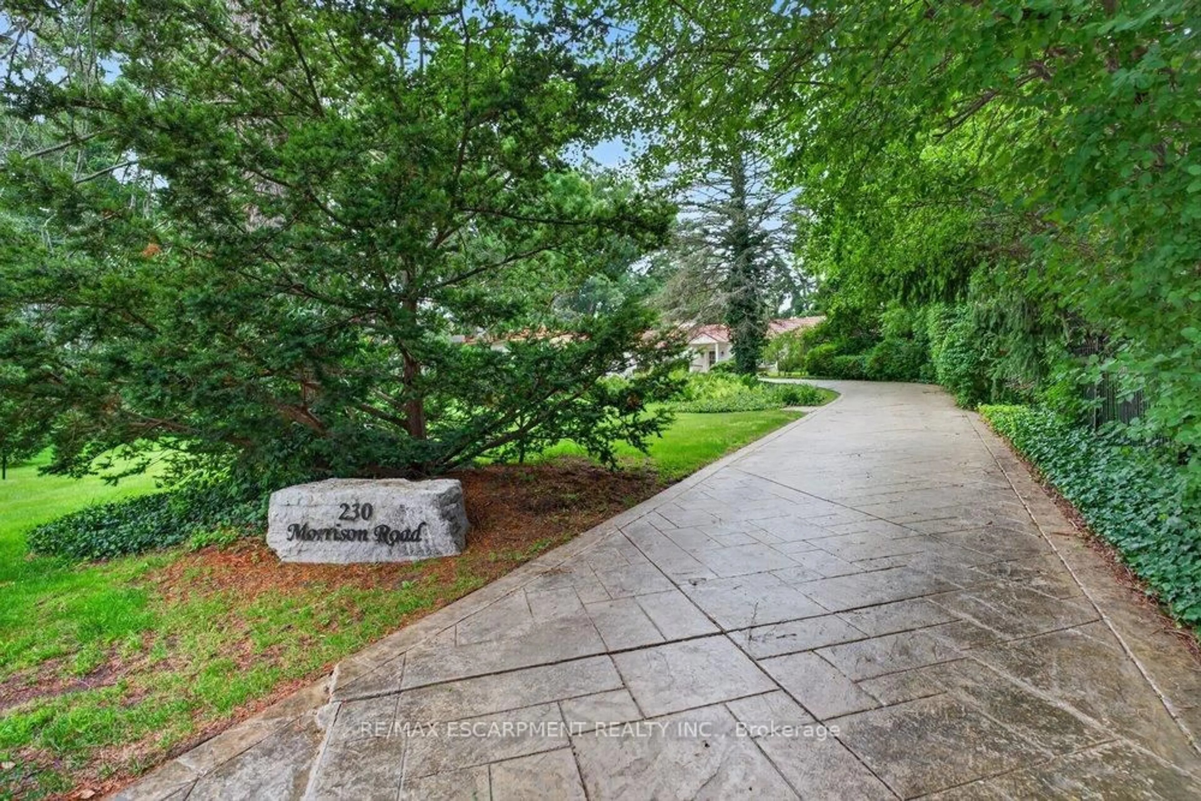 Patio, street for 230 Morrison Rd, Oakville Ontario L6J 4J4
