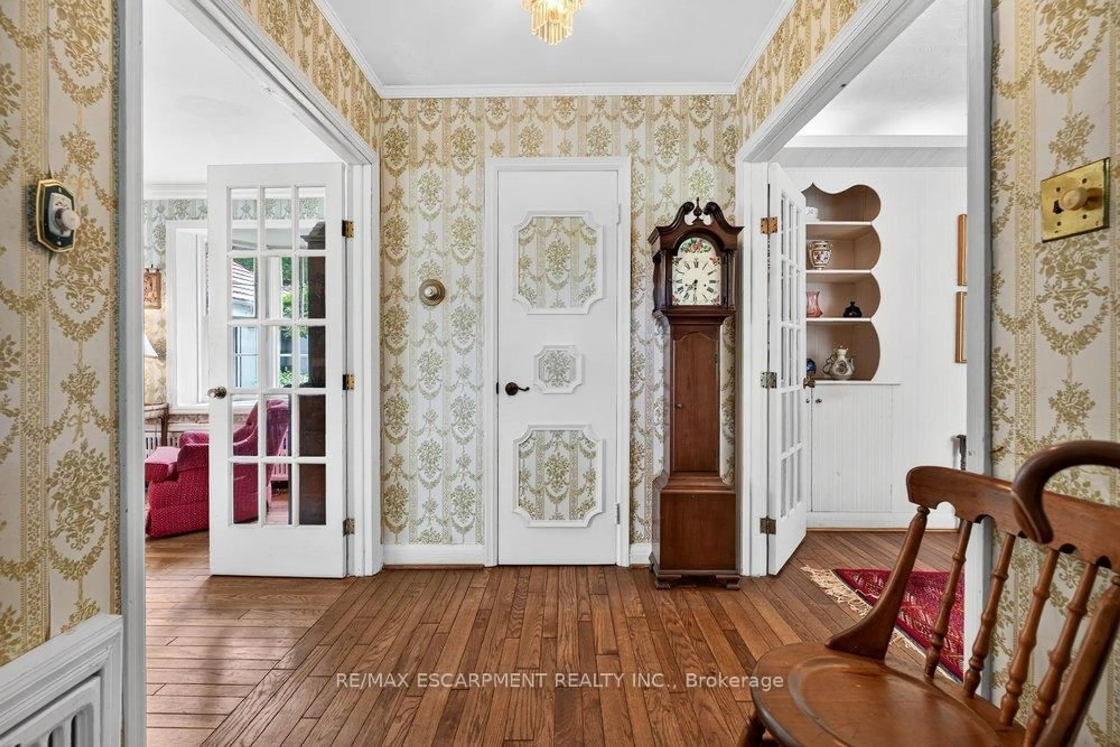 Indoor entryway for 230 Morrison Rd, Oakville Ontario L6J 4J4