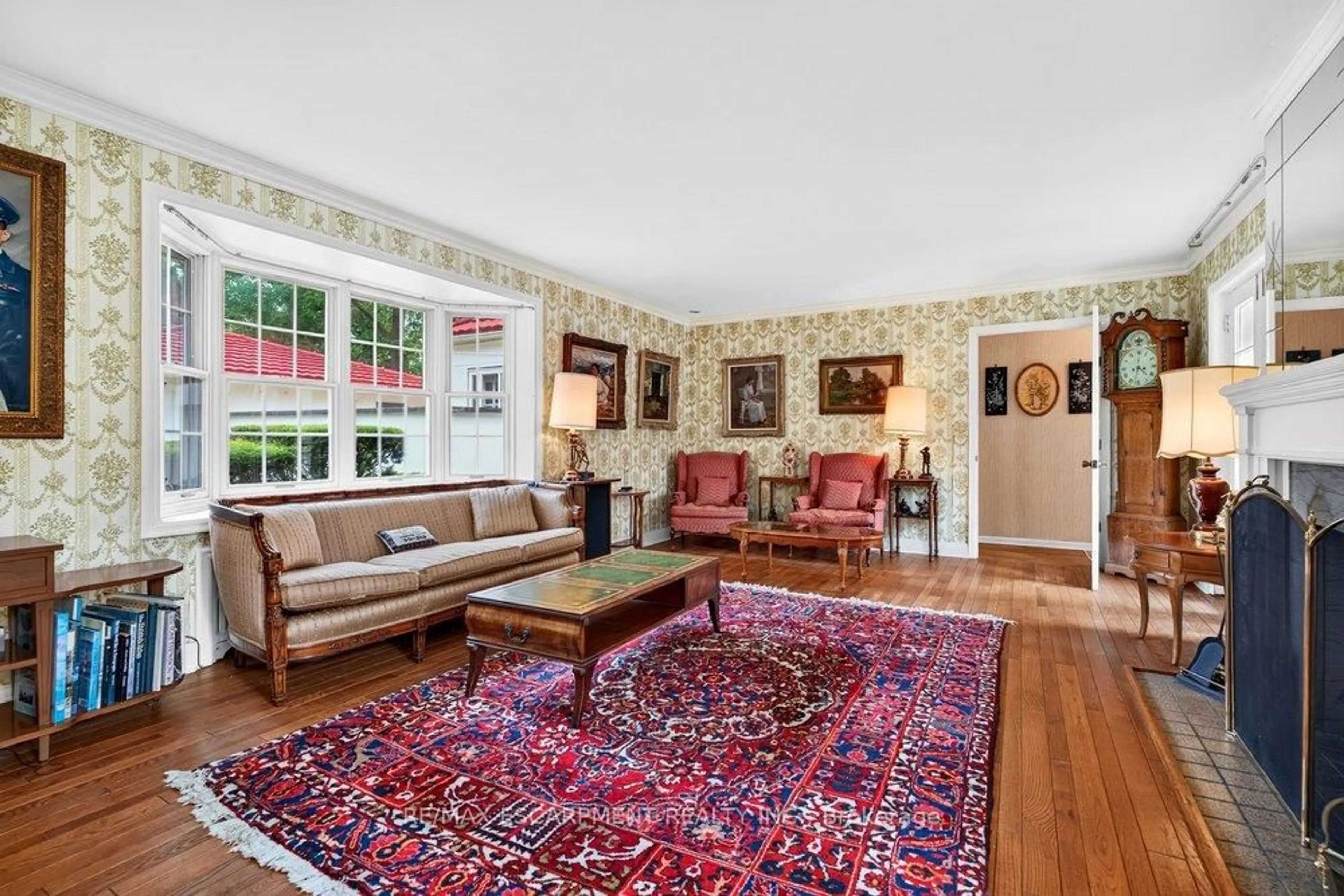 Living room with furniture, carpet floor for 230 Morrison Rd, Oakville Ontario L6J 4J4