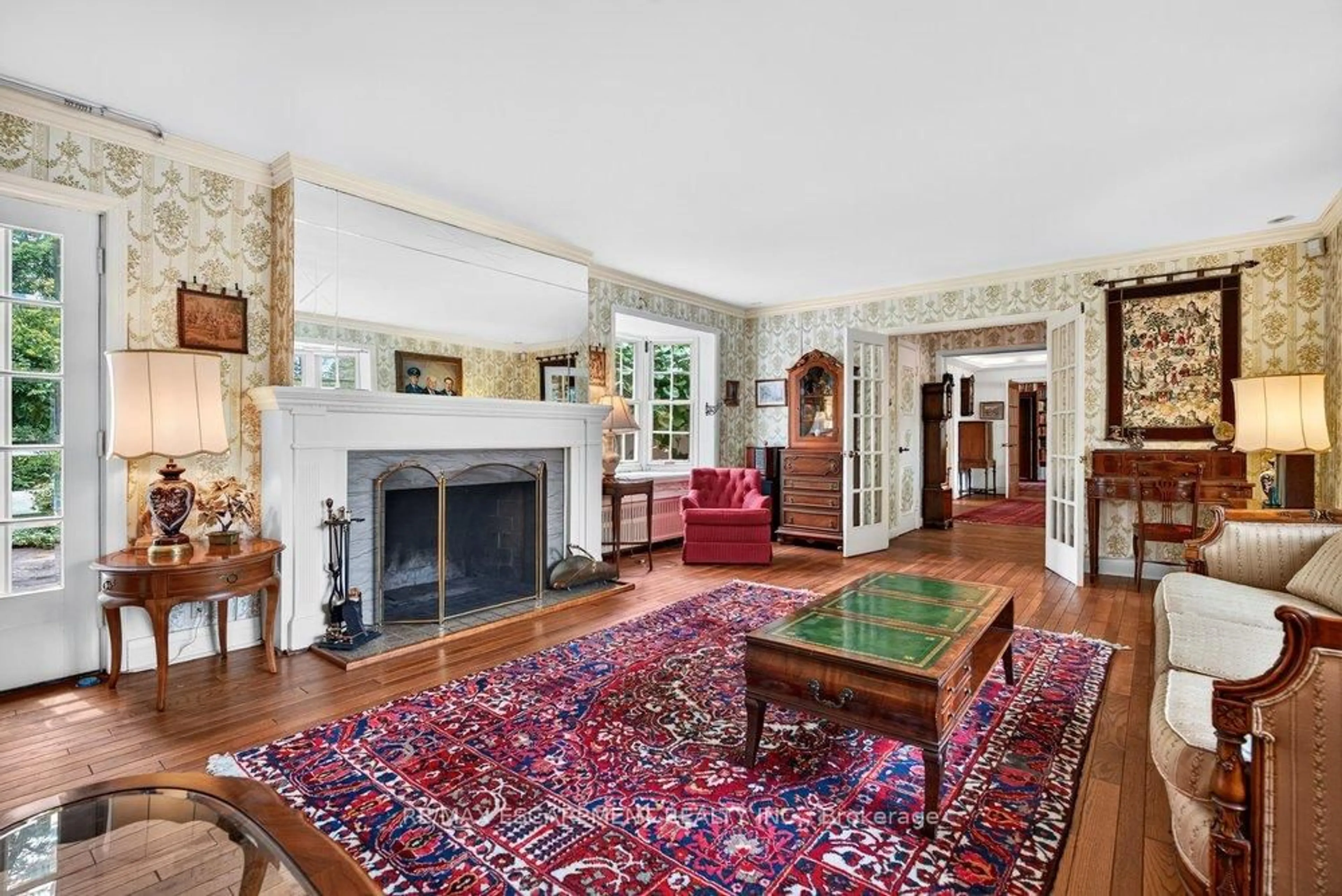 Indoor foyer for 230 Morrison Rd, Oakville Ontario L6J 4J4