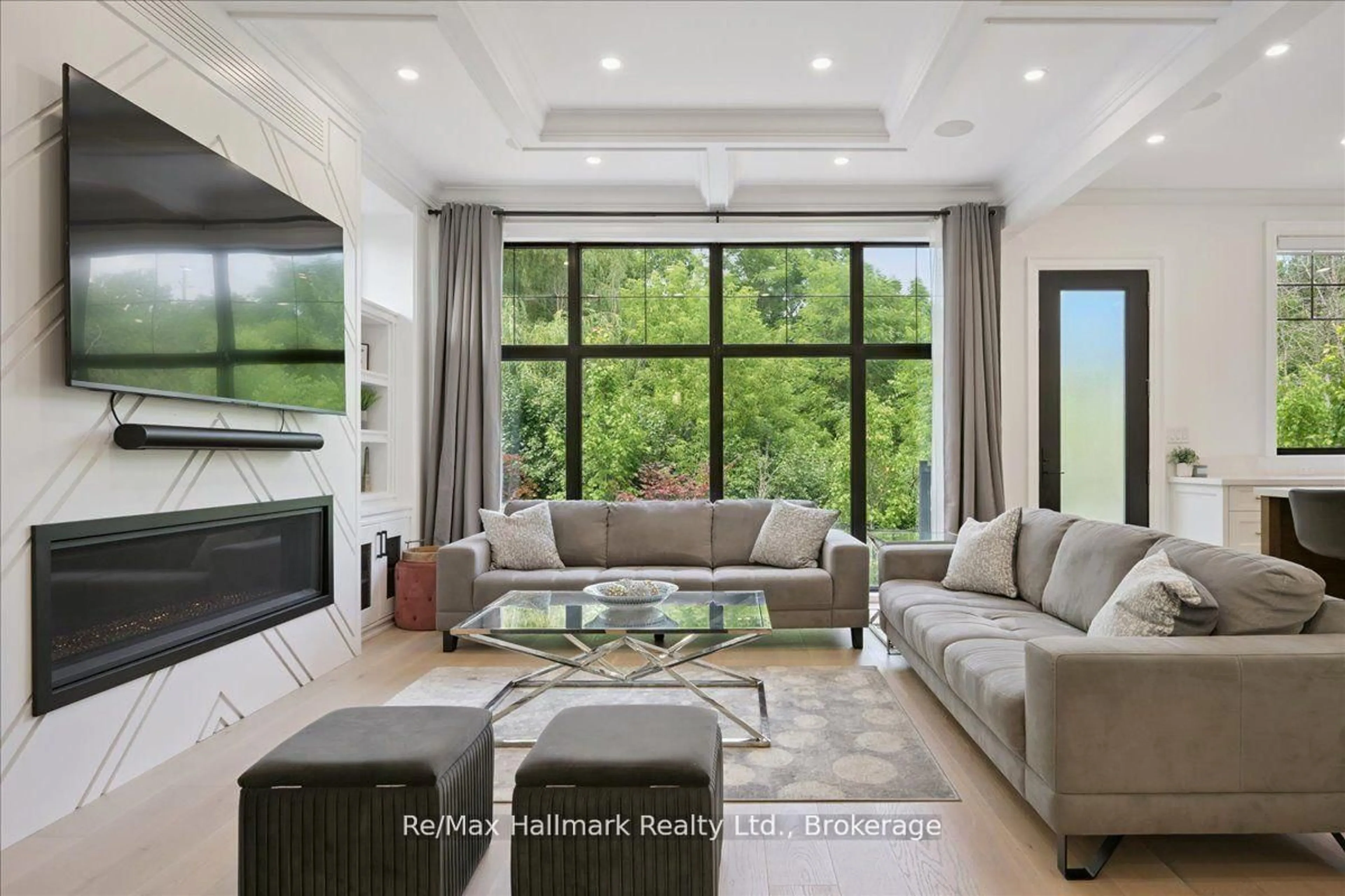Living room with furniture, unknown for 1225 Baldwin Dr, Oakville Ontario L6J 2W4