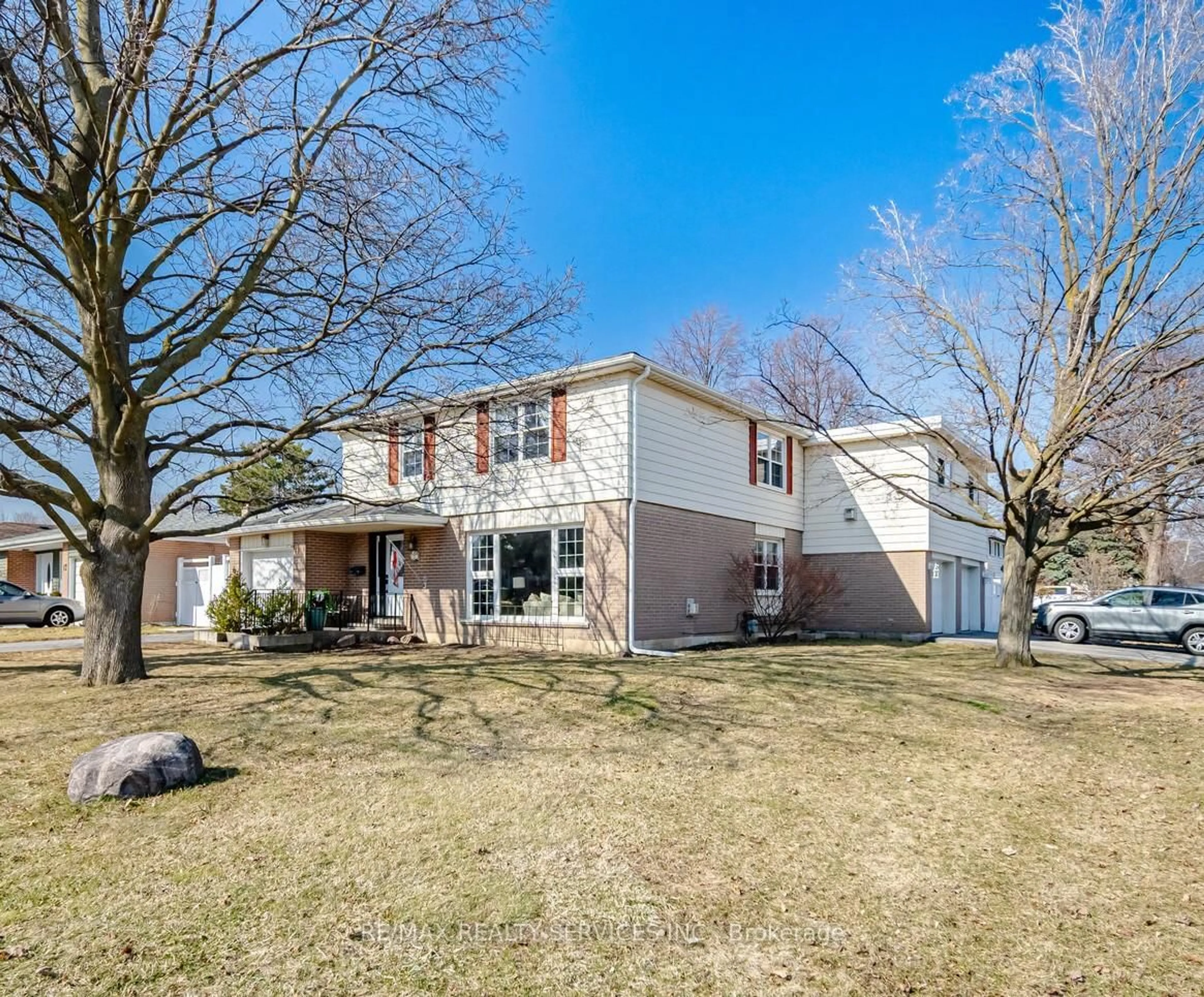 A pic from outside/outdoor area/front of a property/back of a property/a pic from drone, street for 15 Braemar Dr, Brampton Ontario L6T 2L5
