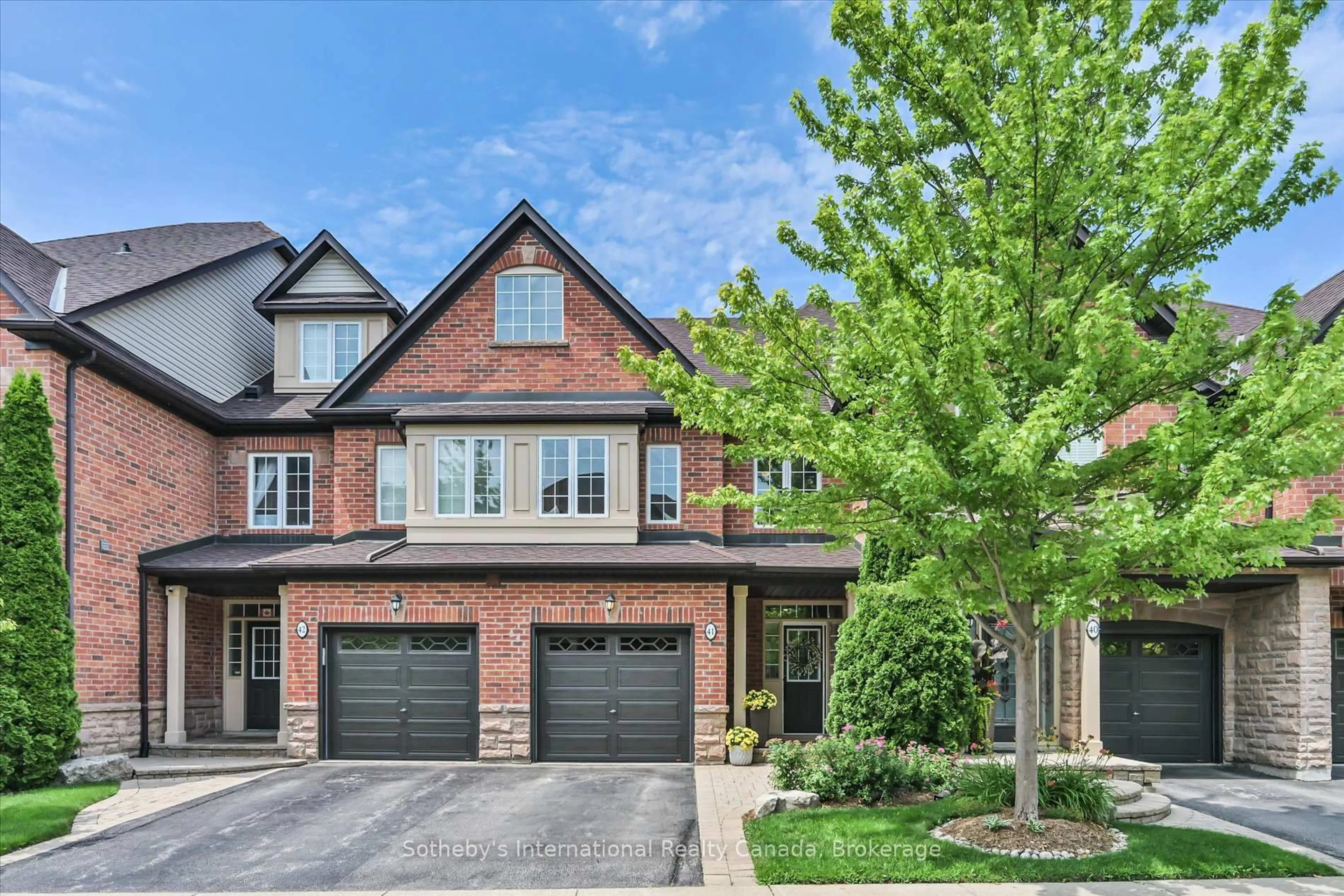 Home with brick exterior material, street for 300 Ravineview Way #41, Oakville Ontario L6H 7J2