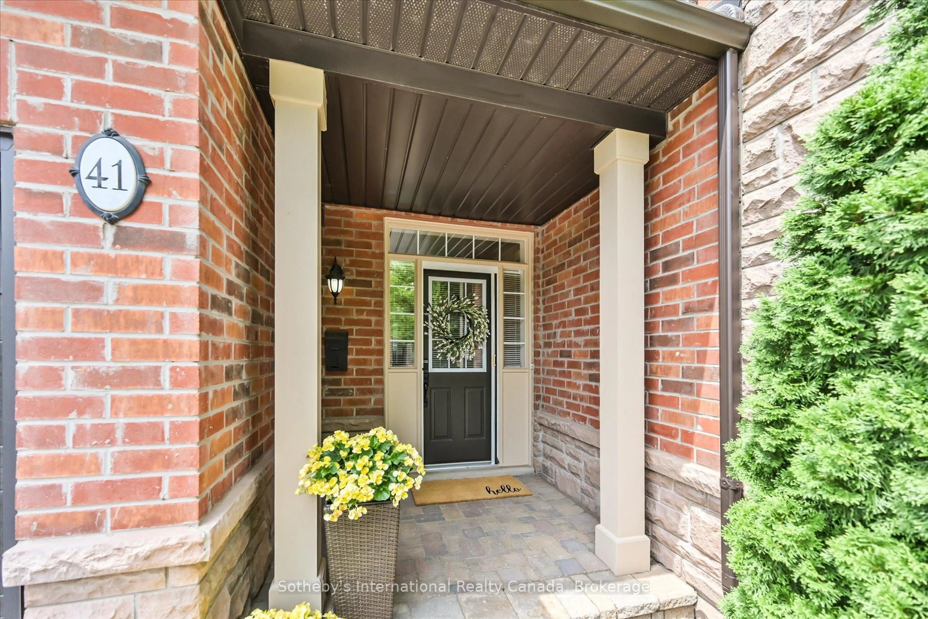 Indoor entryway for 300 Ravineview Way #41, Oakville Ontario L6H 7J2