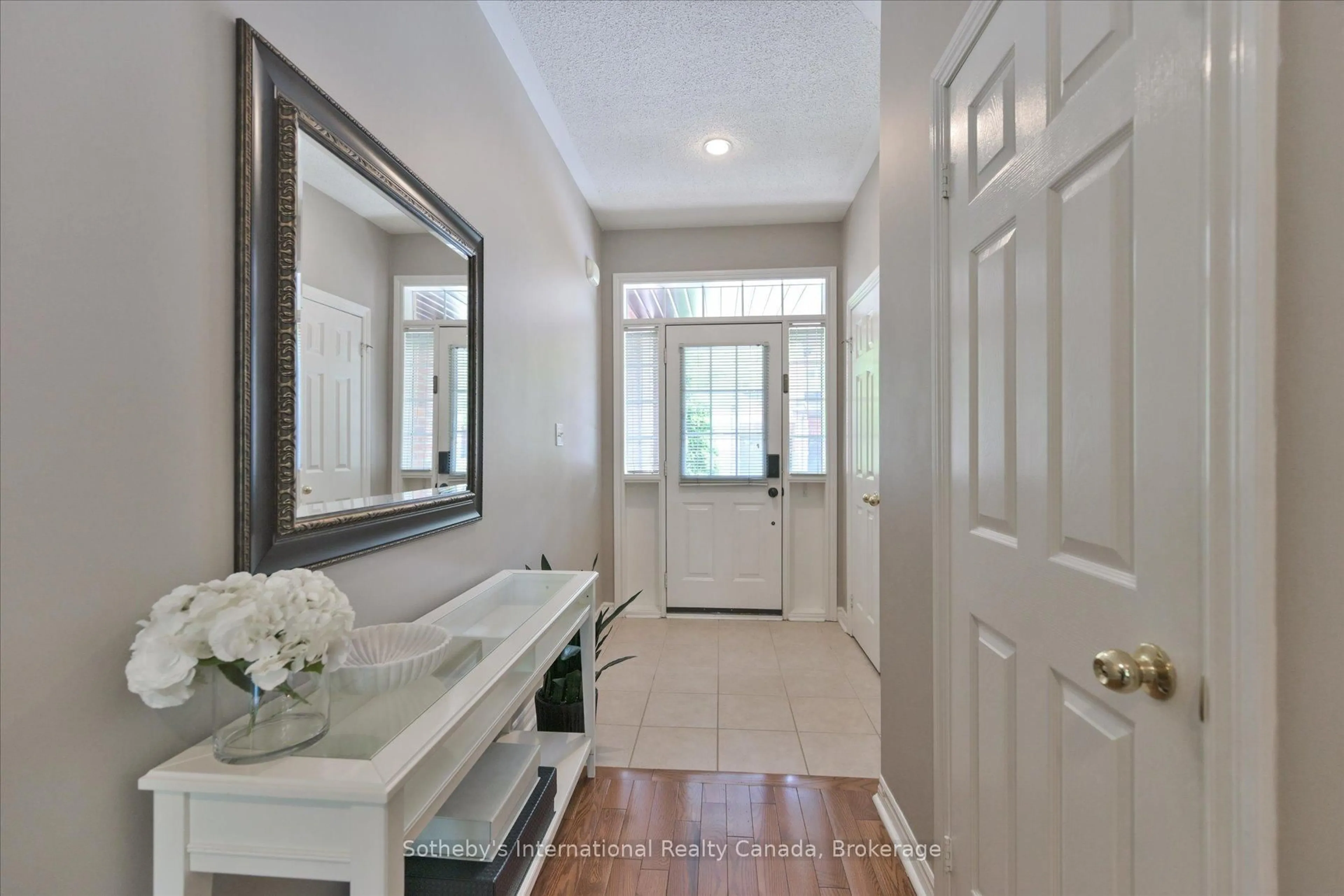 Indoor entryway for 300 Ravineview Way #41, Oakville Ontario L6H 7J2