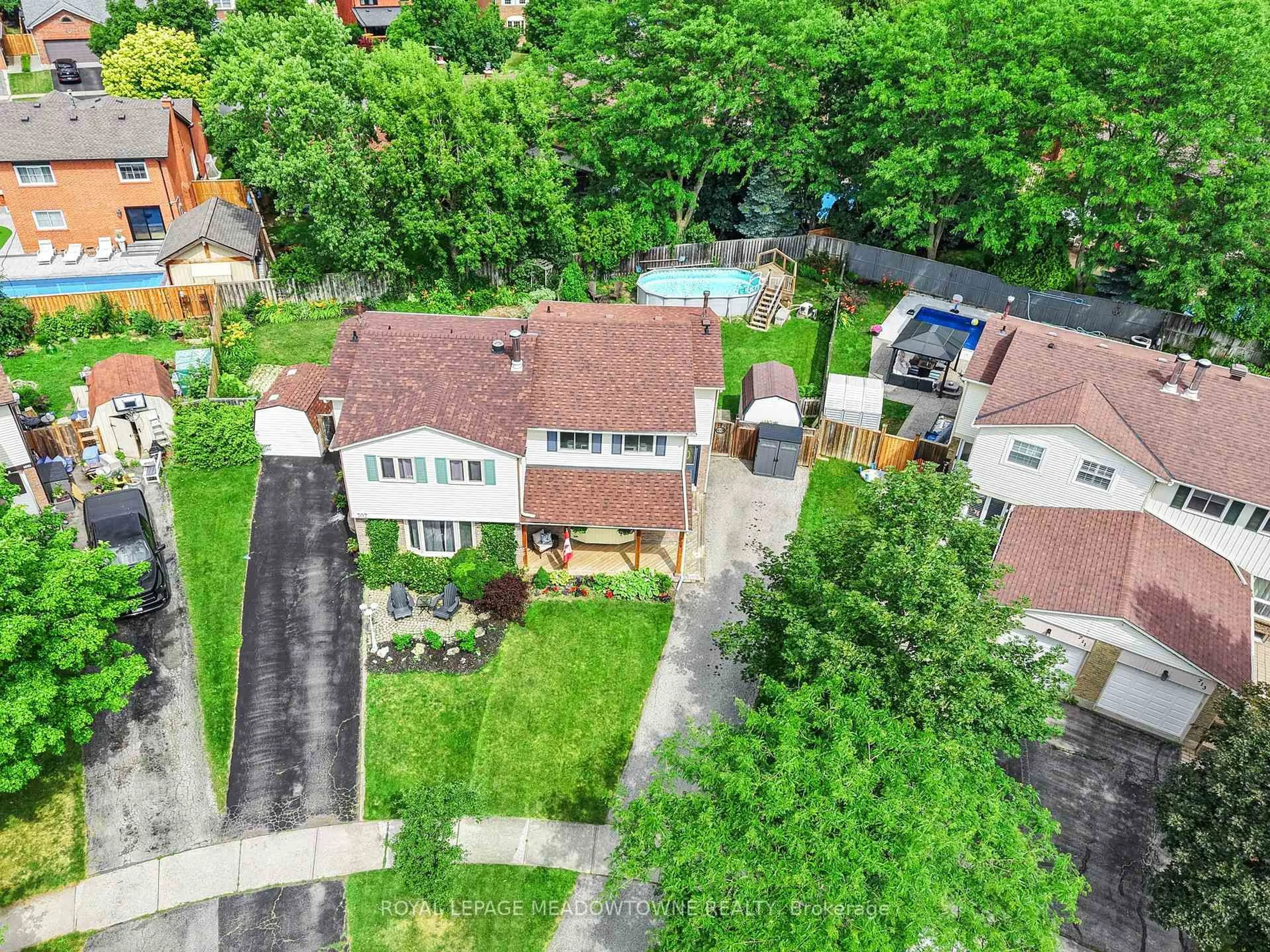 A pic from outside/outdoor area/front of a property/back of a property/a pic from drone, street for 709 Middleton Cres, Milton Ontario L9T 4C2