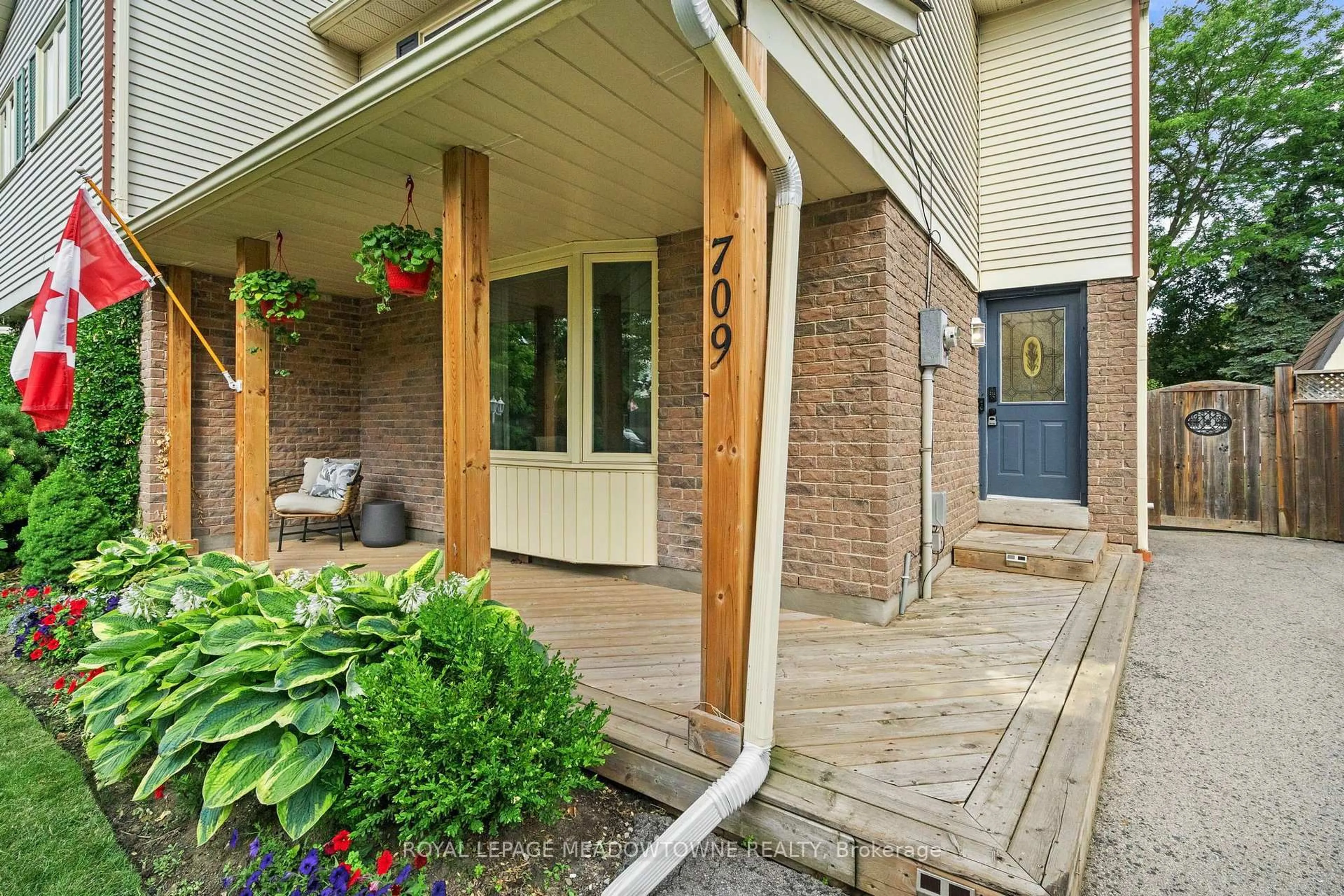 Indoor entryway for 709 Middleton Cres, Milton Ontario L9T 4C2