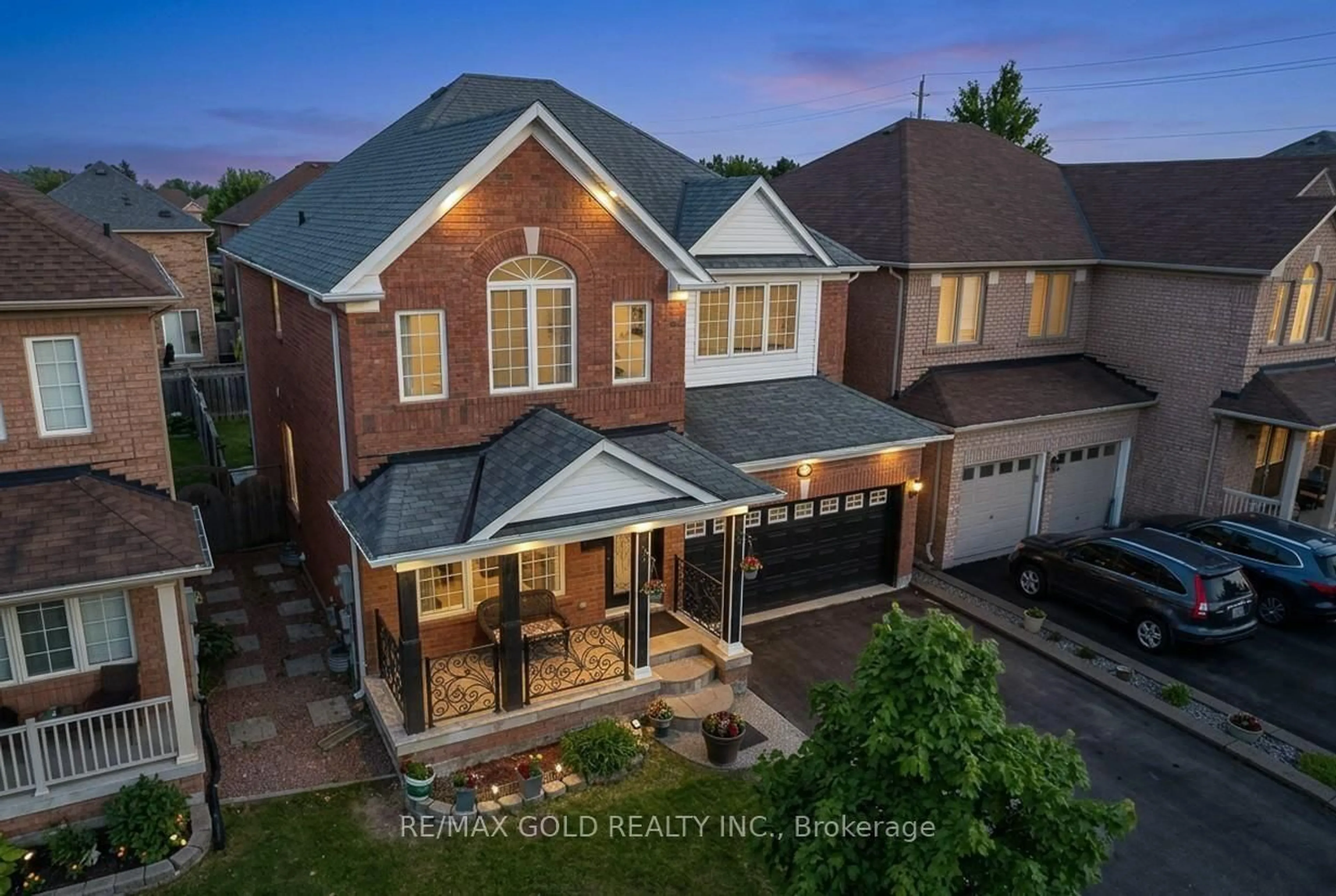 A pic from outside/outdoor area/front of a property/back of a property/a pic from drone, street for 3986 Regatta Crt, Mississauga Ontario L5M 6L9
