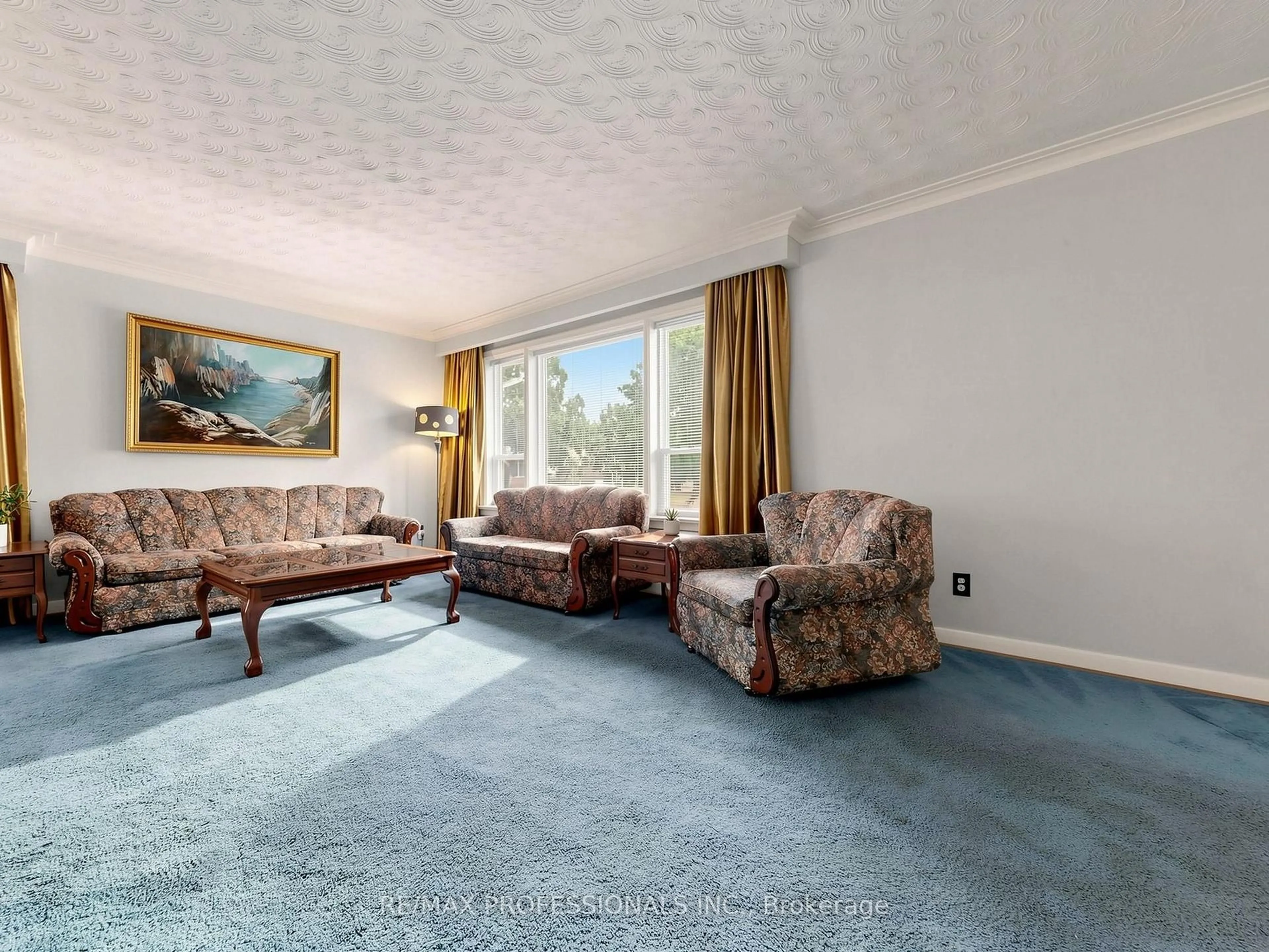Living room with furniture, carpet floor for 9 Detling Crt, Toronto Ontario M9W 4S5