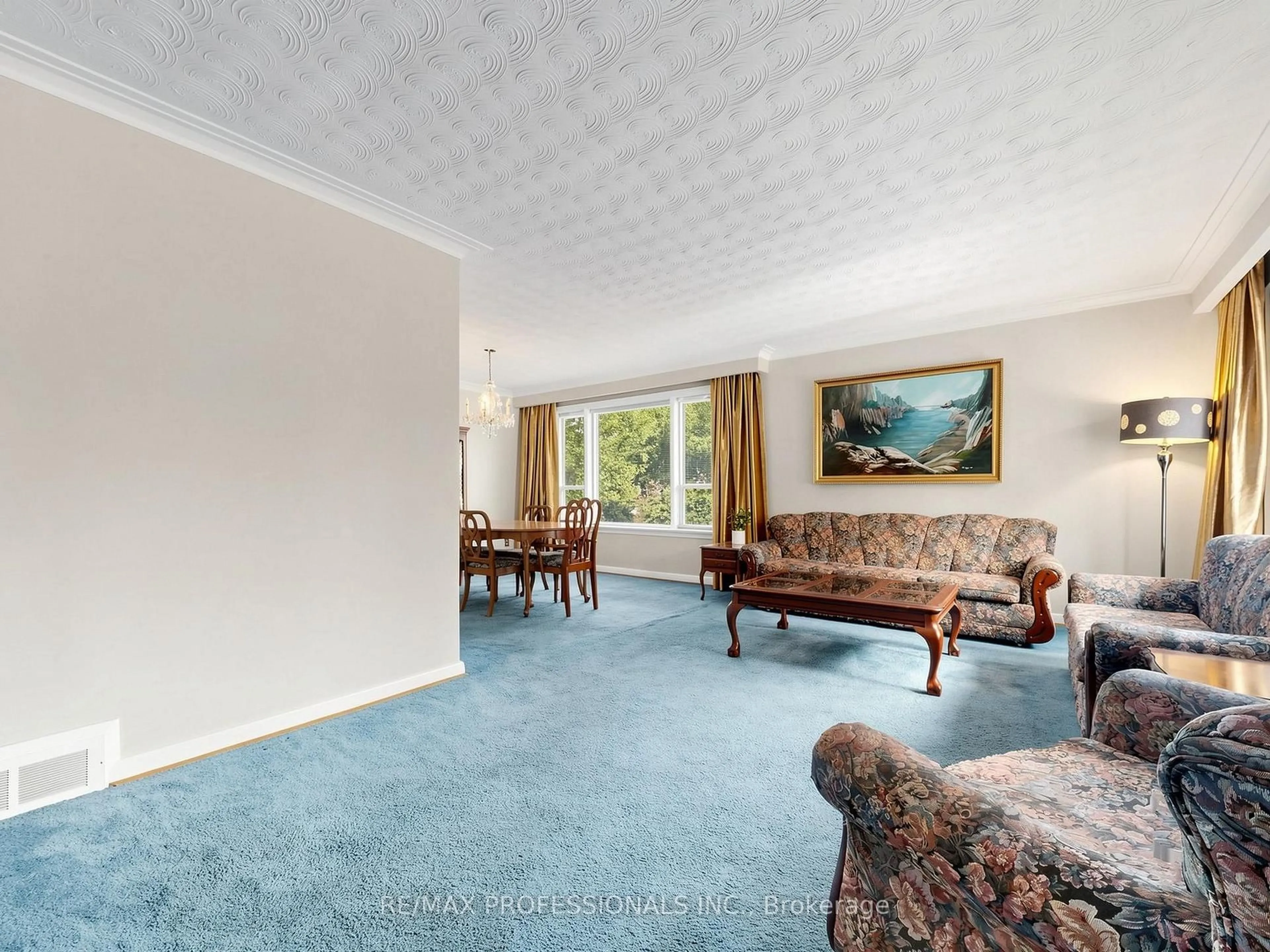 Living room with furniture, carpet floor for 9 Detling Crt, Toronto Ontario M9W 4S5