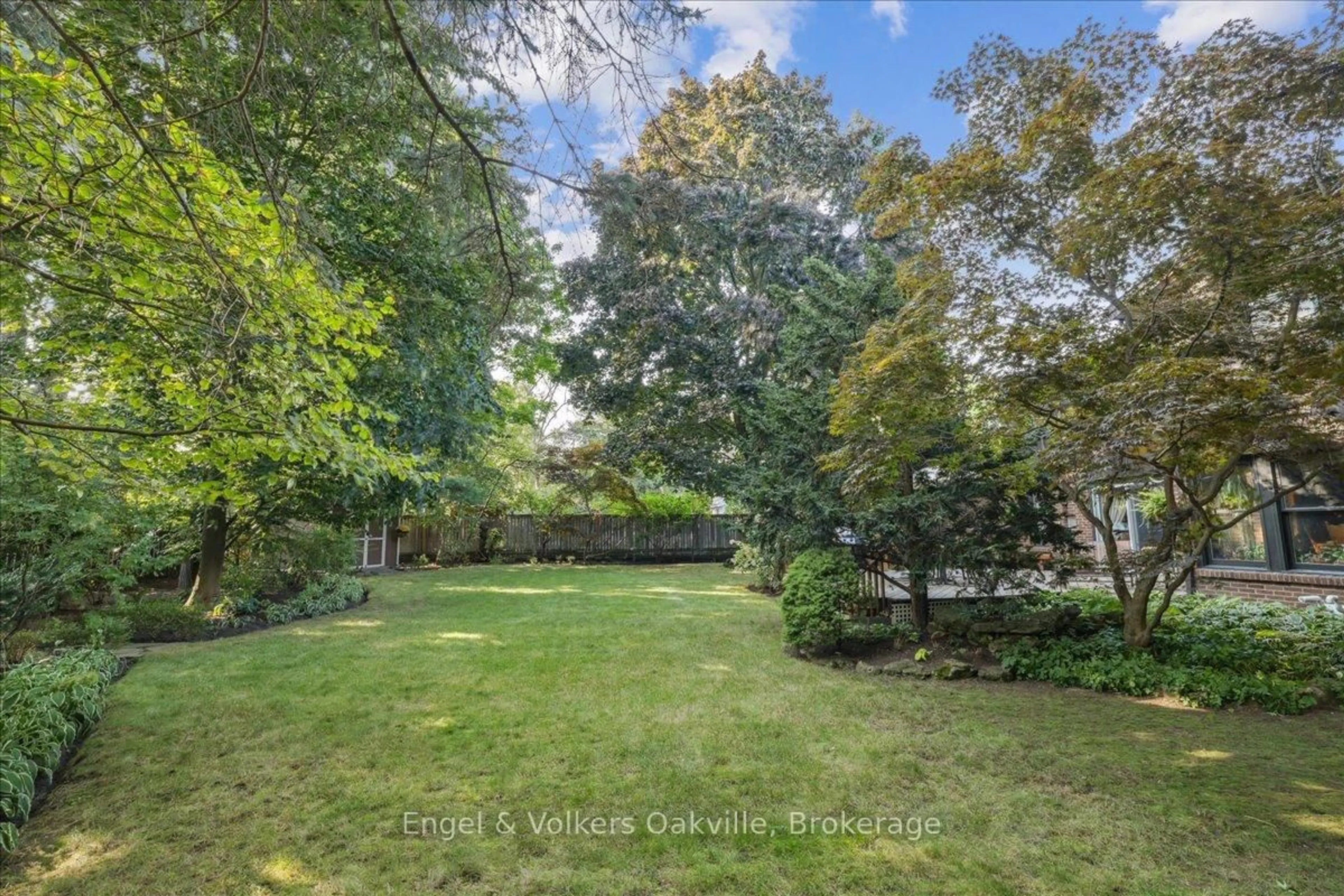 A pic from outside/outdoor area/front of a property/back of a property/a pic from drone, forest/trees view for 250 Gatestone Ave, Oakville Ontario L6J 5R9