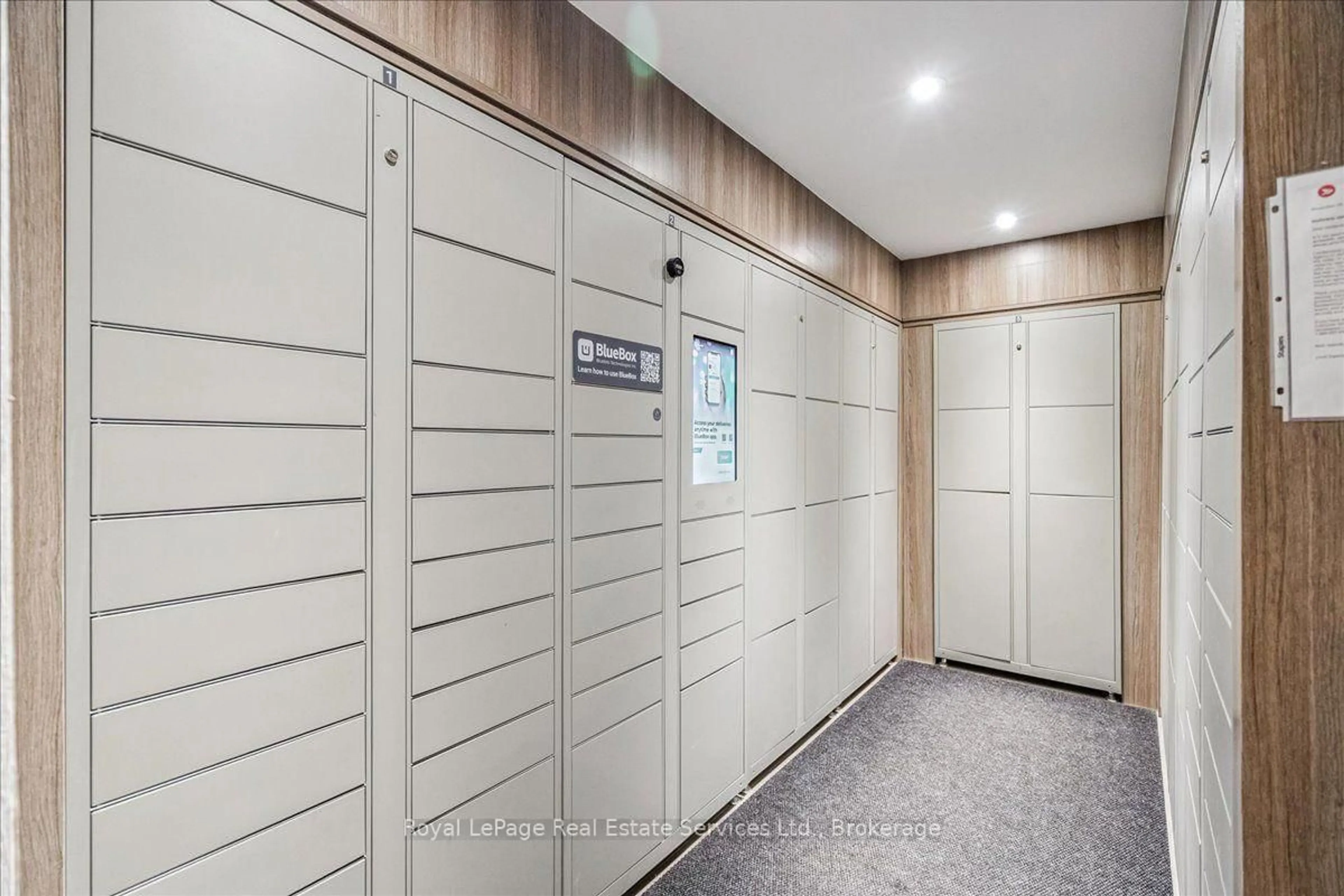 Indoor foyer for 966 Inverhouse Dr #812, Mississauga Ontario L5J 4B6