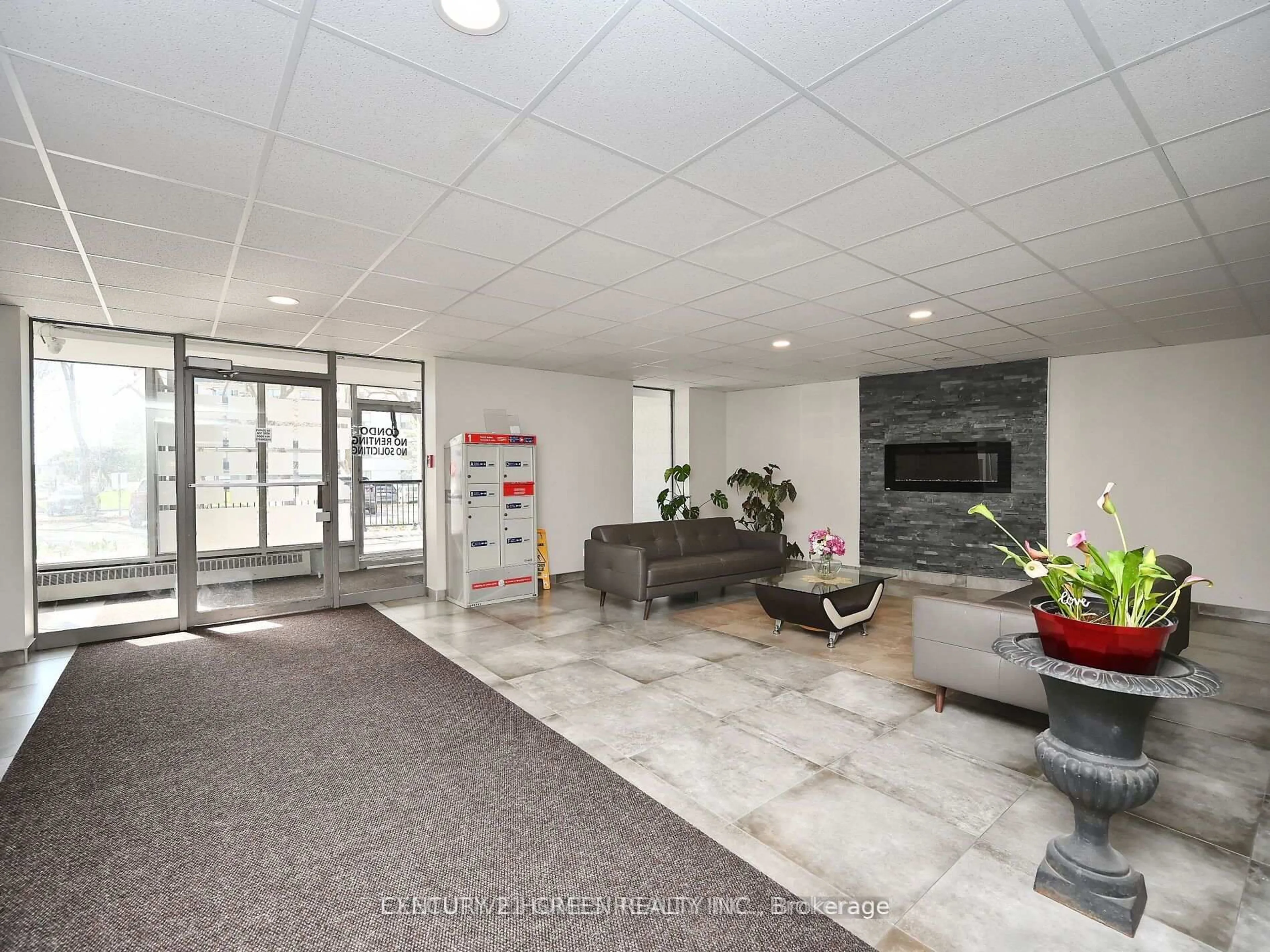 Indoor foyer for 3065 Queen Frederica Dr #902, Mississauga Ontario L4Y 3A3