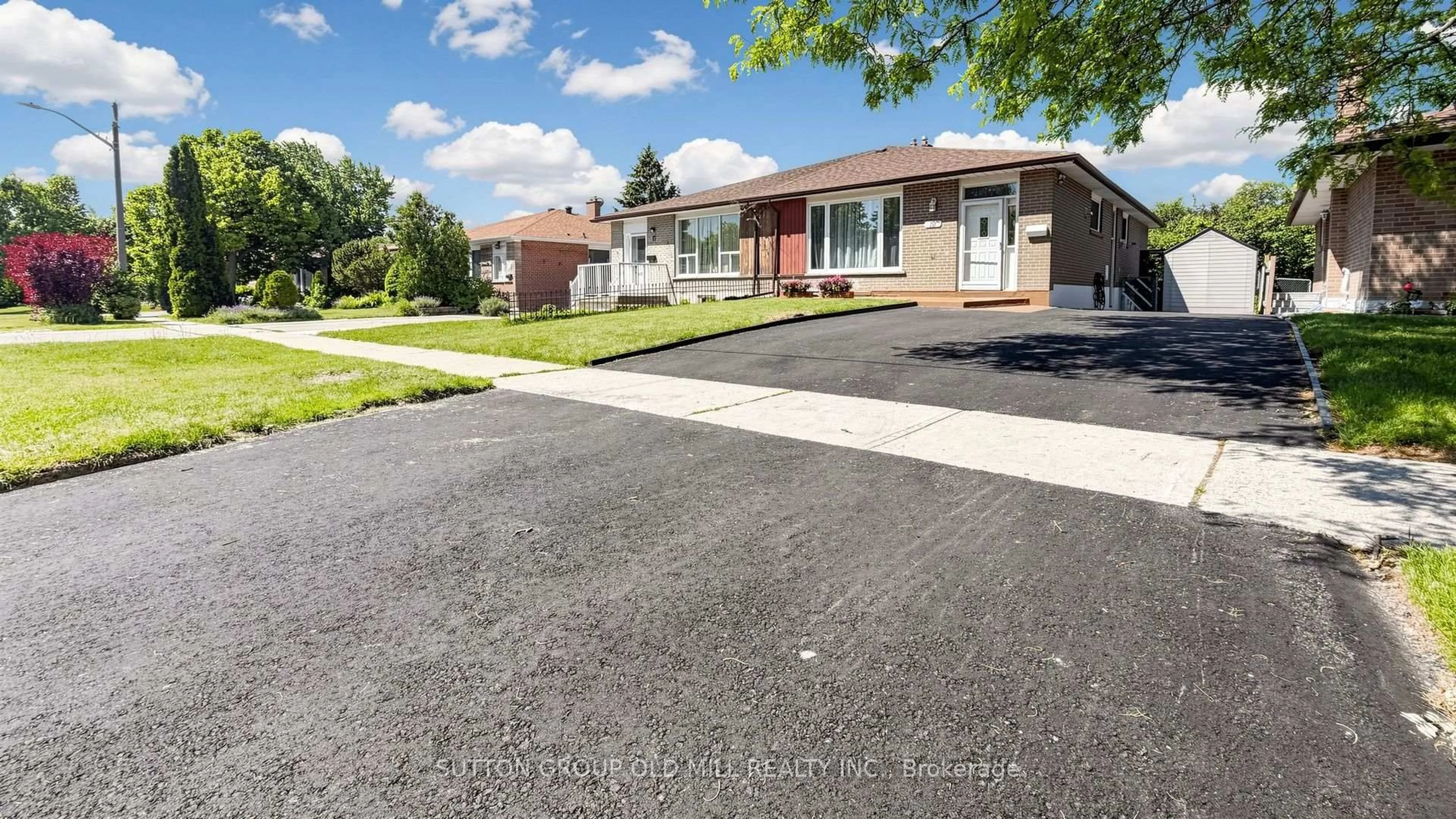 A pic from outside/outdoor area/front of a property/back of a property/a pic from drone, street for 19 Ascot Ave, Brampton Ontario L6T 2P3