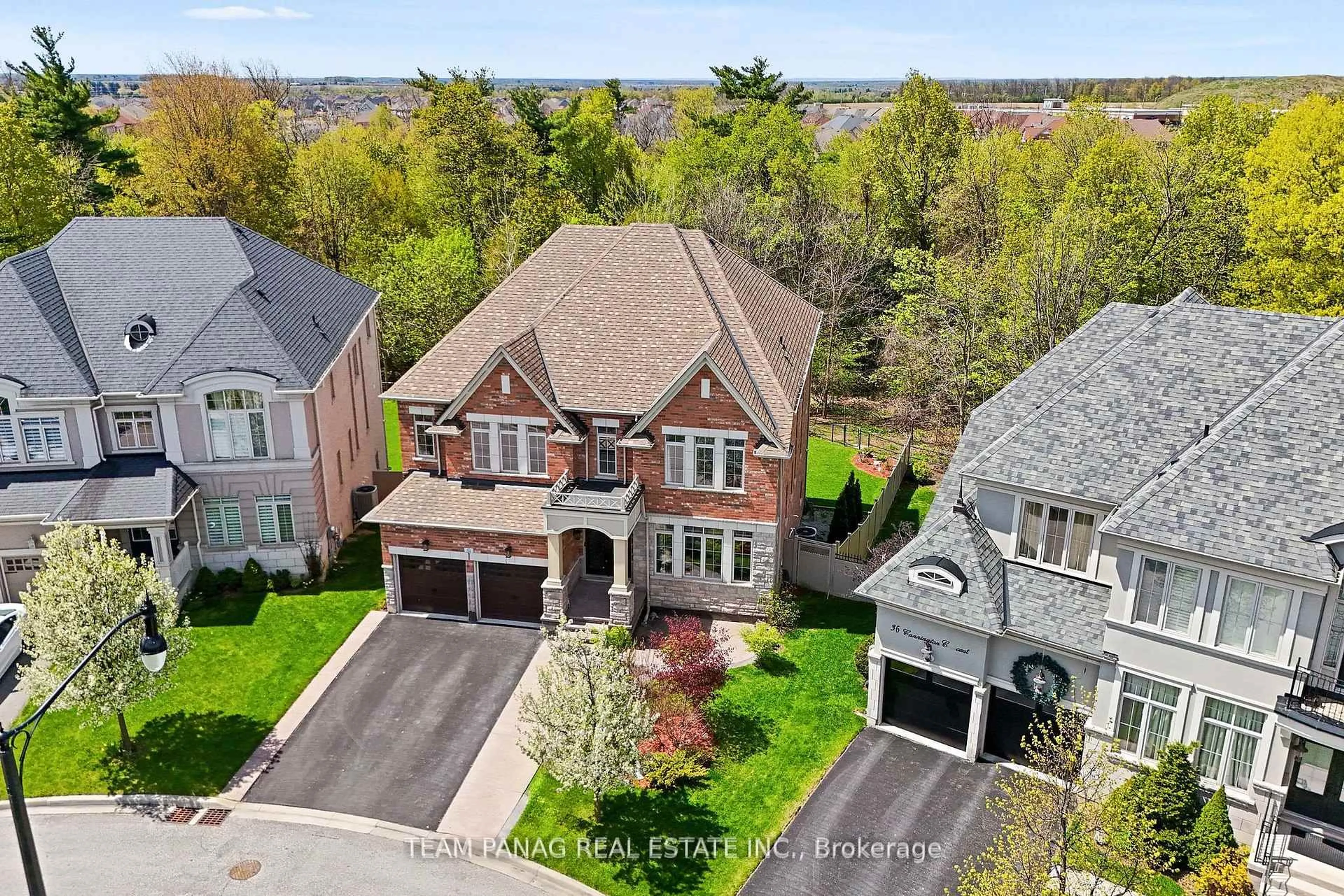 A pic from outside/outdoor area/front of a property/back of a property/a pic from drone, street for 34 Cannington Cres, Brampton Ontario L6X 2Y5