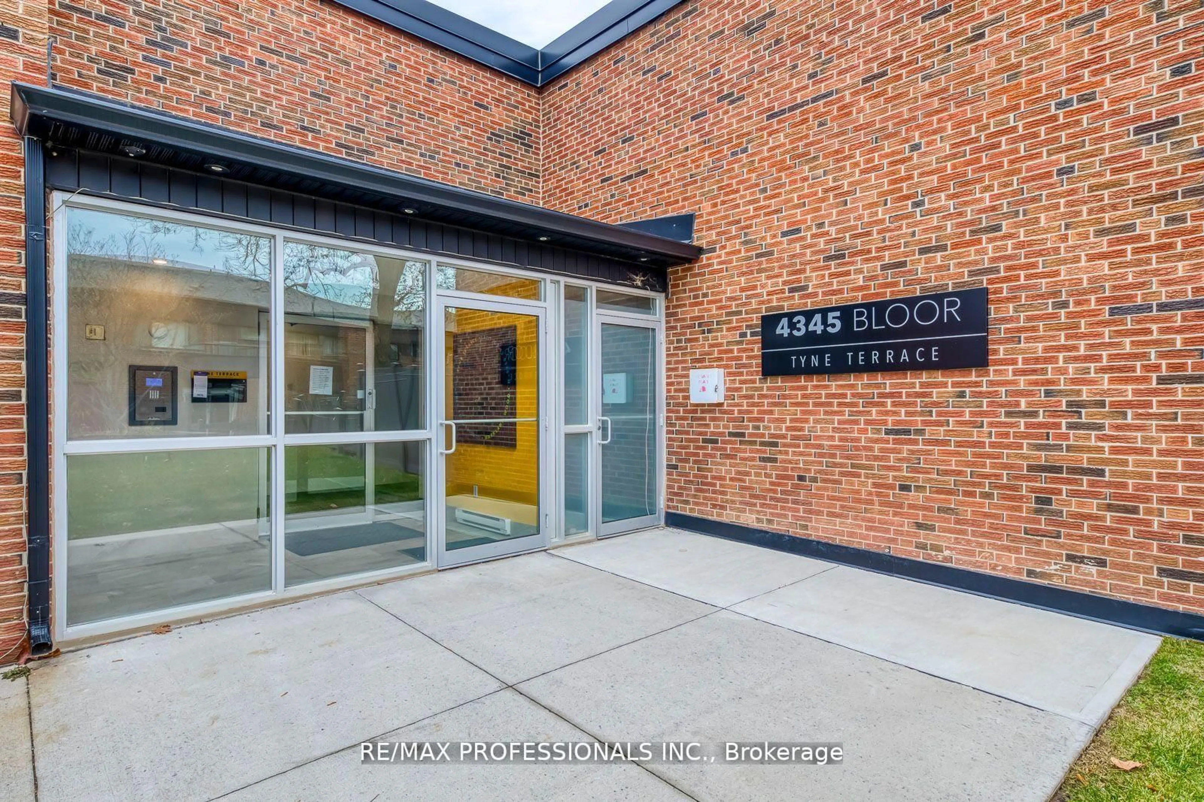 Indoor foyer for 4345 Bloor St #51, Toronto Ontario M9C 2A4