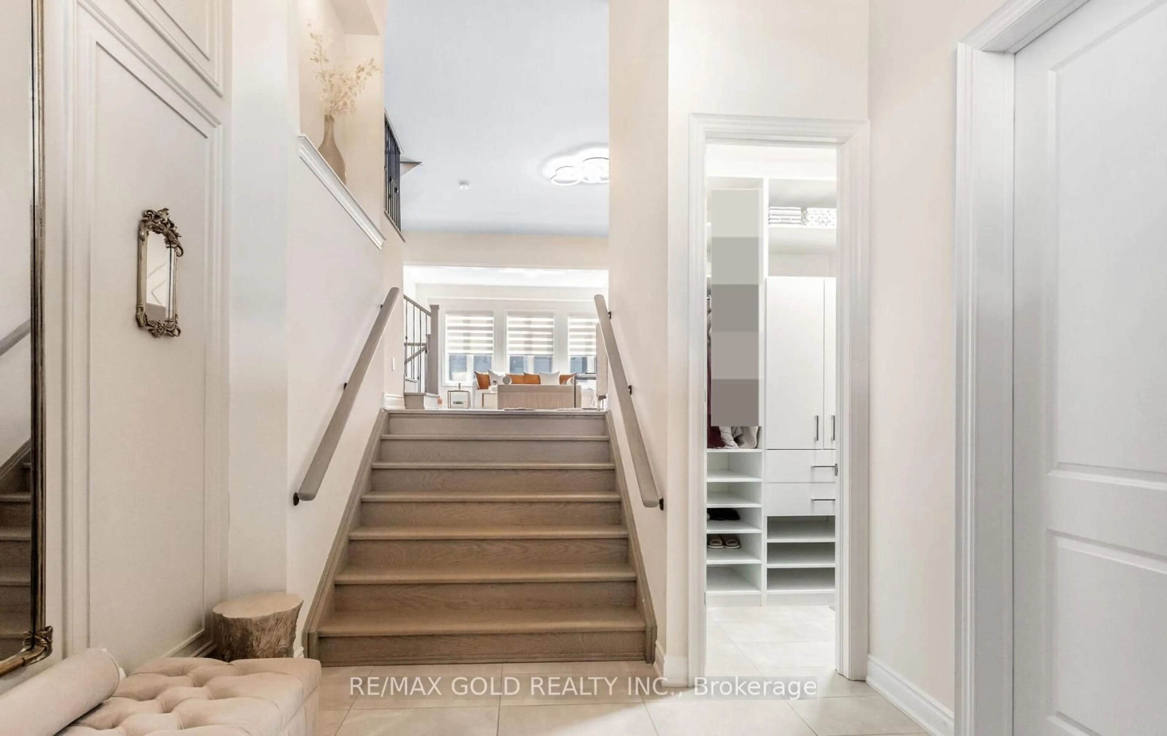 Indoor foyer for 10 Settlers Rd, Oakville Ontario L6H 0Y8