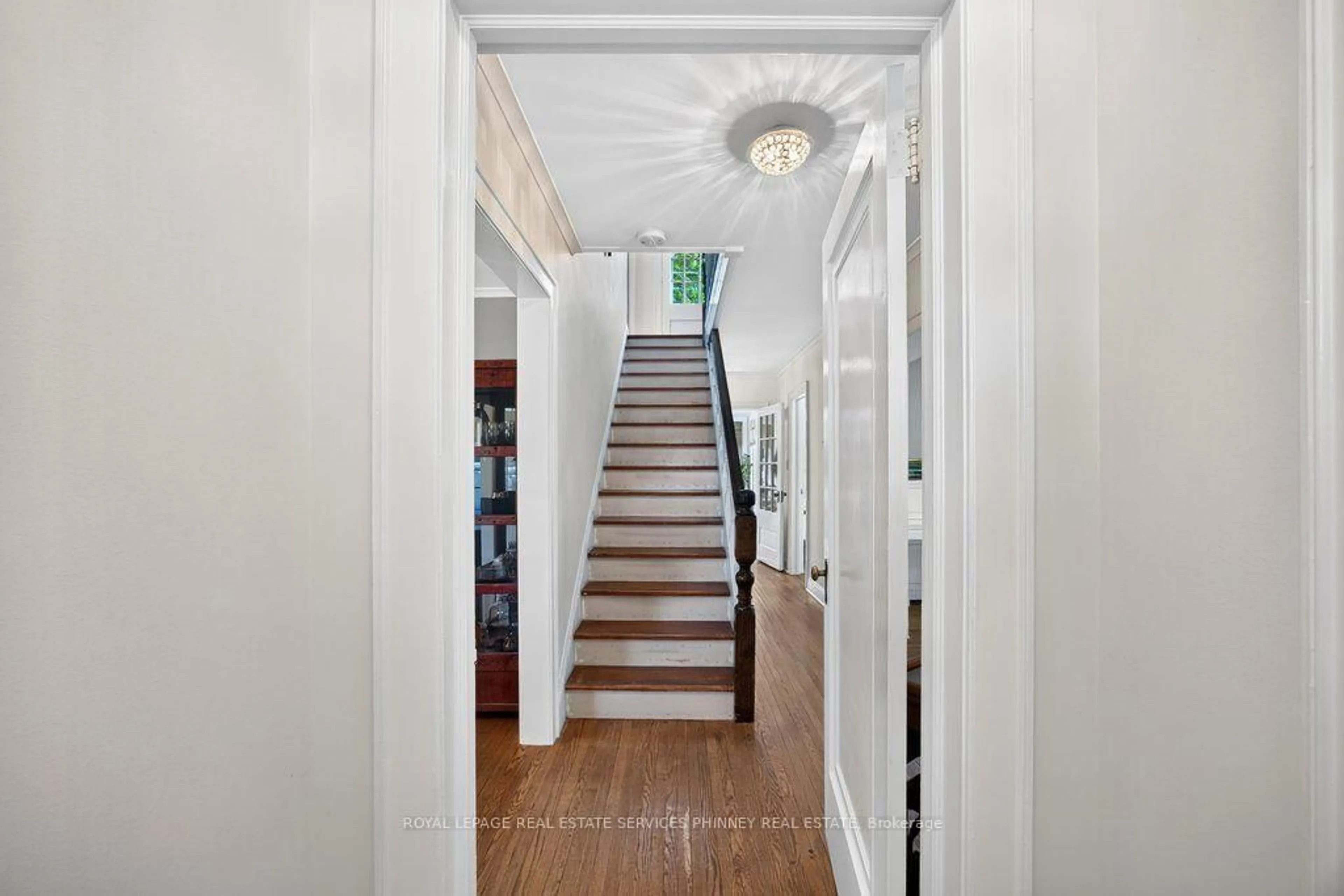 Indoor foyer for 3947 Bloor St, Toronto Ontario M9B 1L8