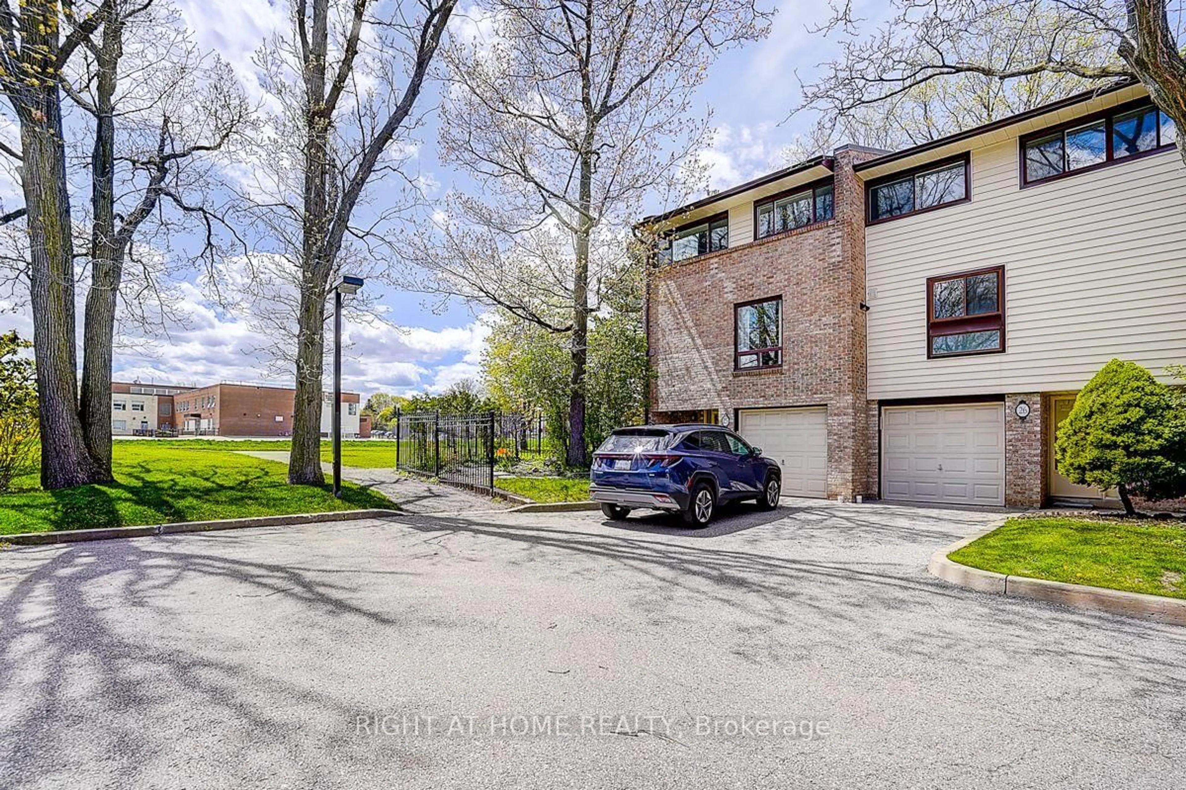 A pic from outside/outdoor area/front of a property/back of a property/a pic from drone, street for 2020 South Millway #26, Mississauga Ontario L5L 1K2