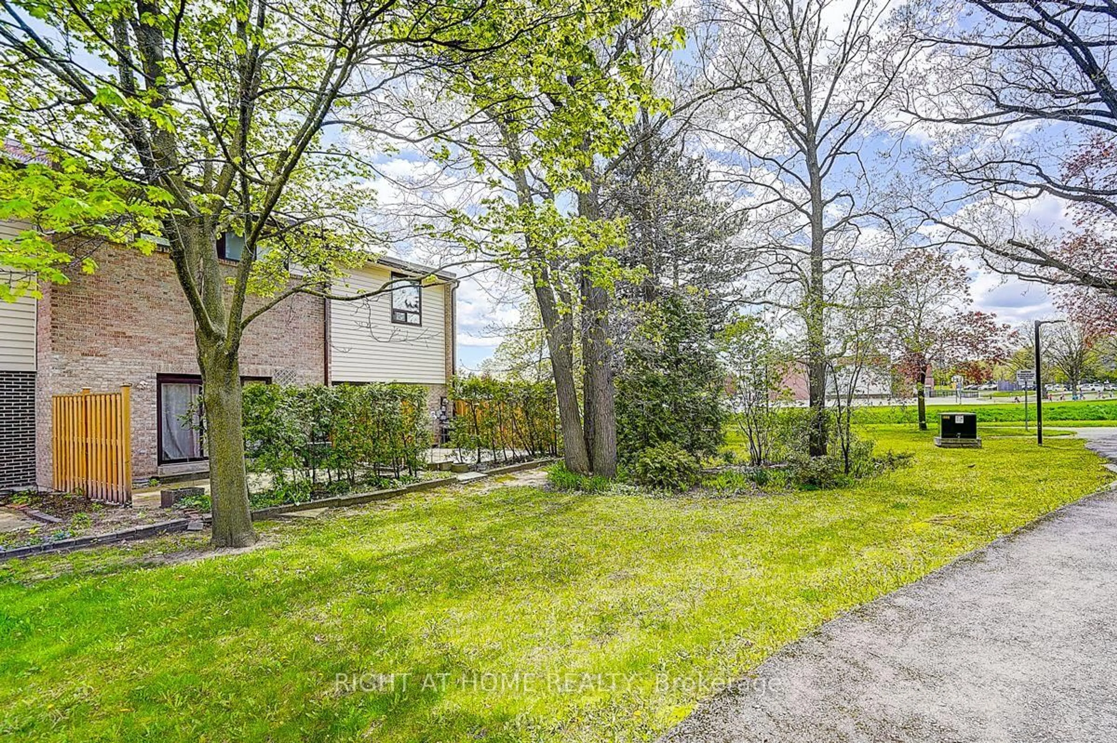 Patio, street for 2020 South Millway #26, Mississauga Ontario L5L 1K2