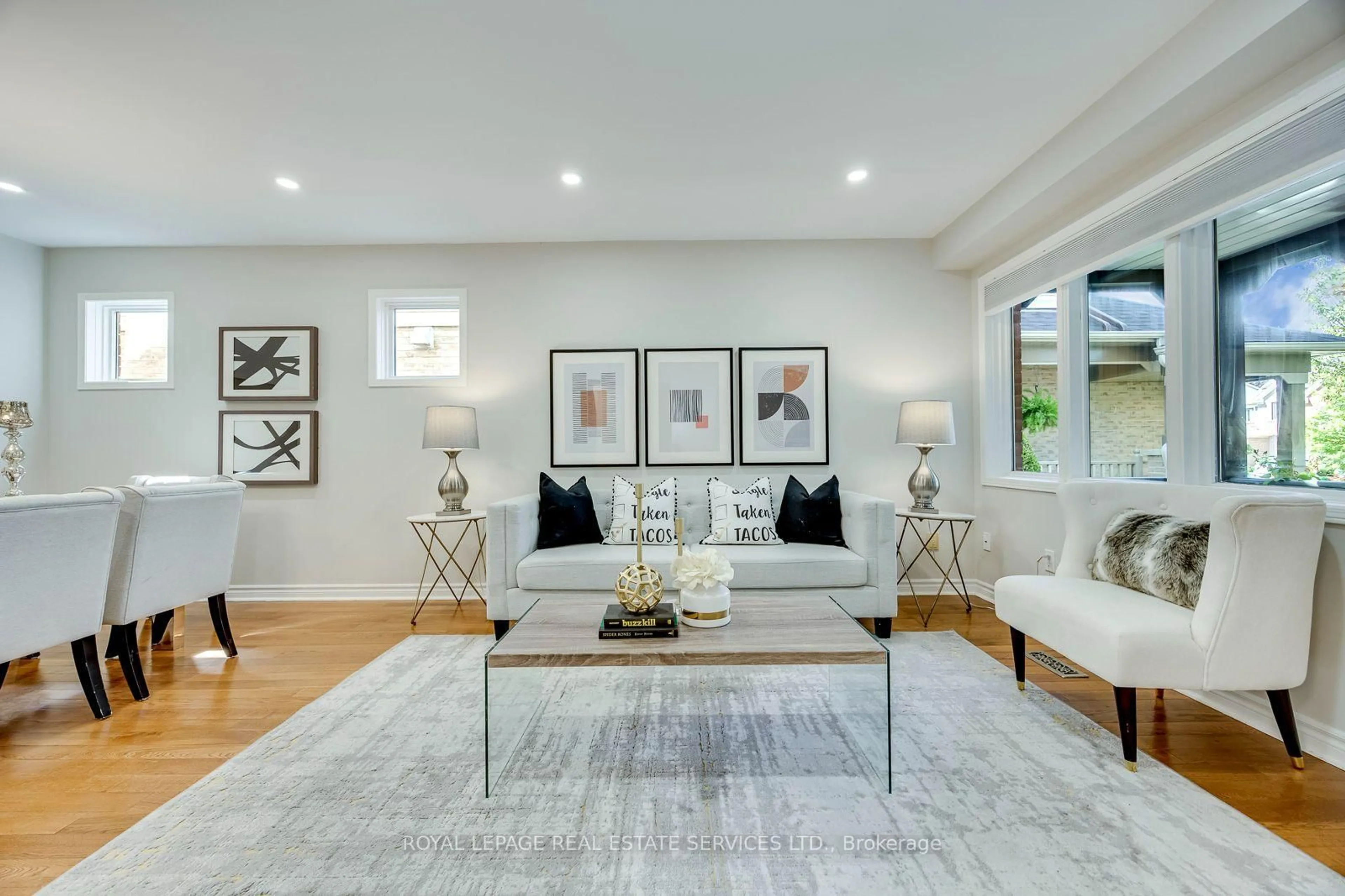 Living room with furniture, unknown for 6121 Leeside Cres, Mississauga Ontario L5M 5K7