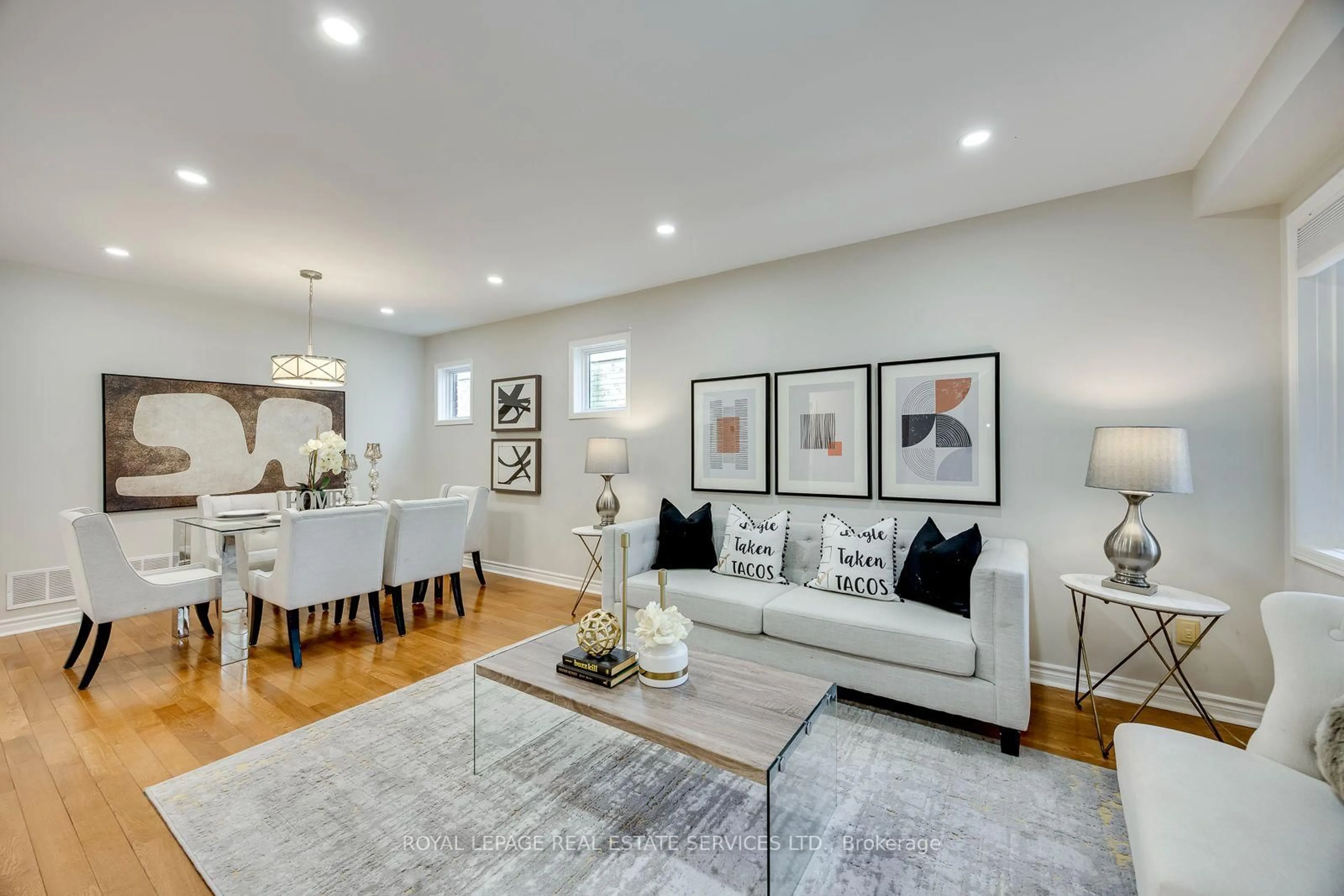 Living room with furniture, unknown for 6121 Leeside Cres, Mississauga Ontario L5M 5K7