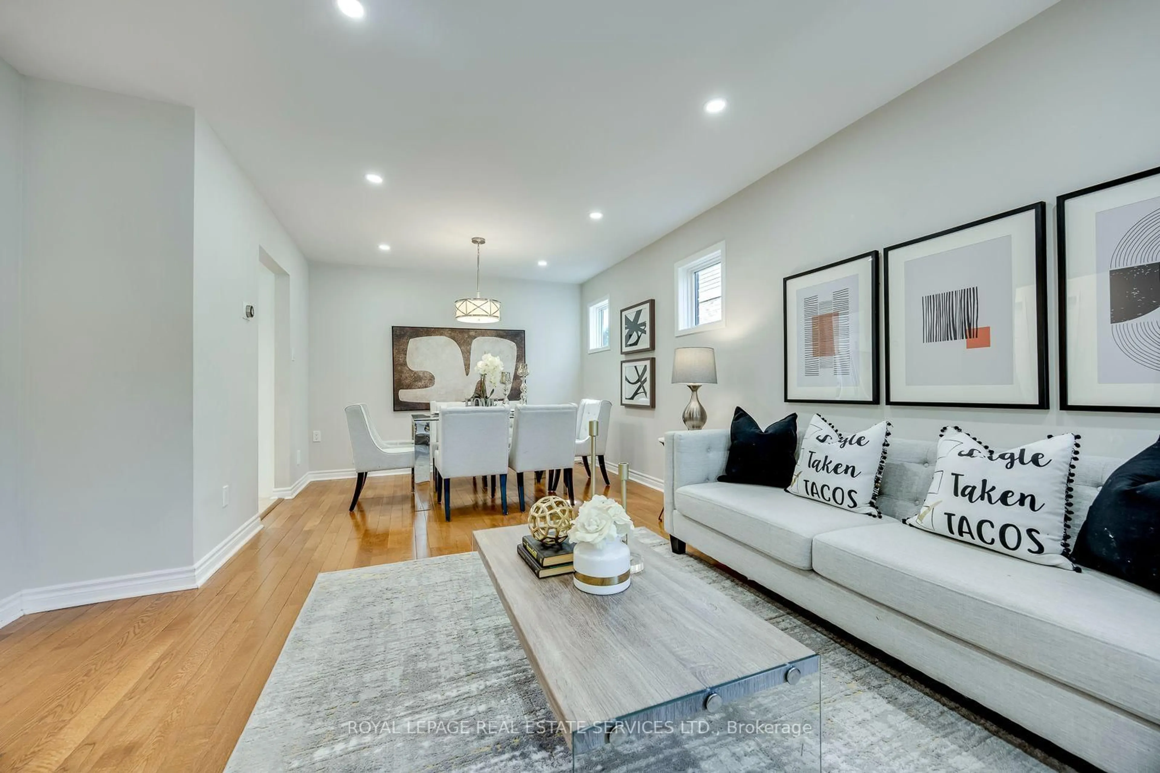 Living room with furniture, wood/laminate floor for 6121 Leeside Cres, Mississauga Ontario L5M 5K7